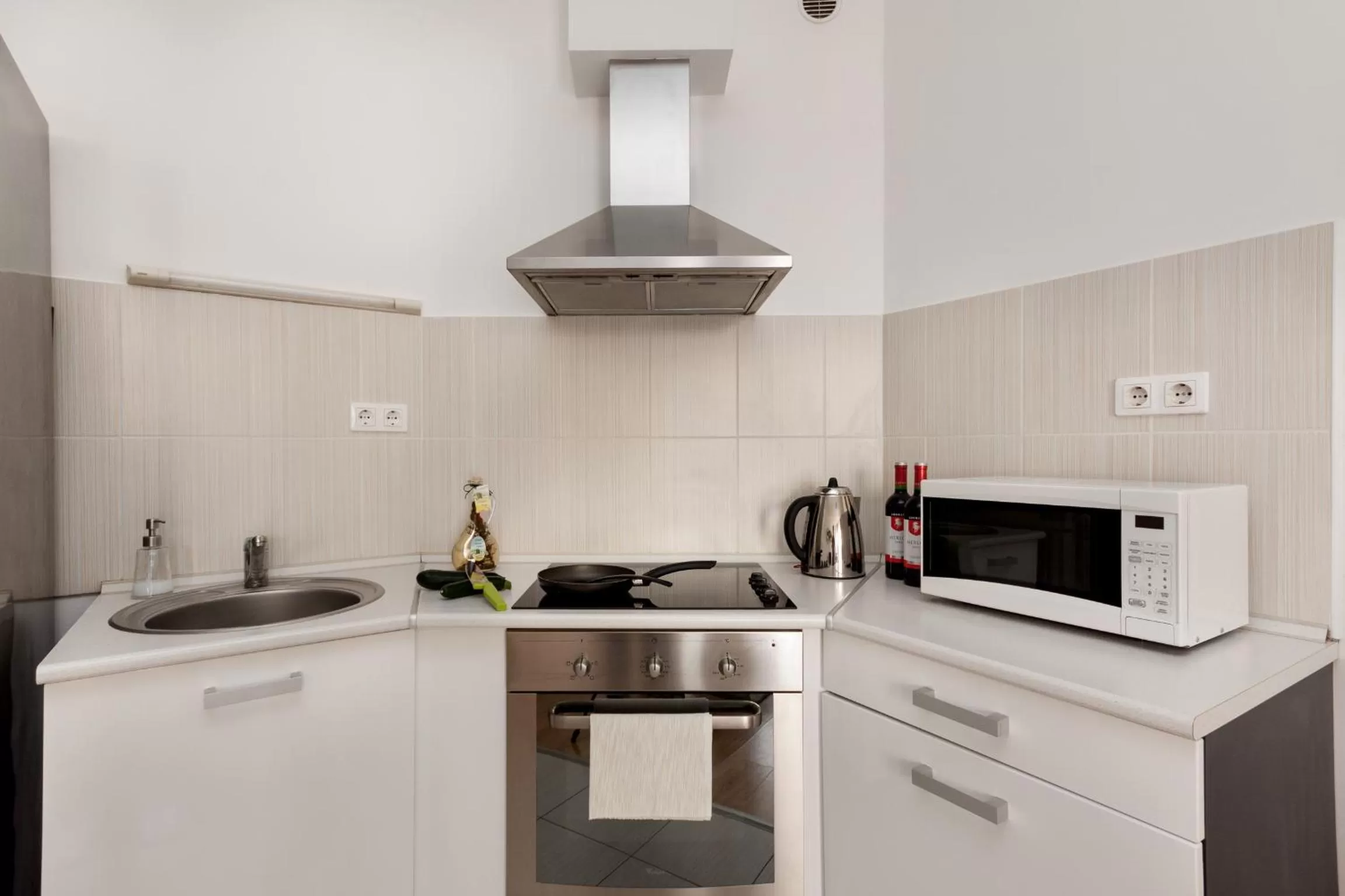 Coffee/tea facilities in Corvin Plaza Apartments & Suites