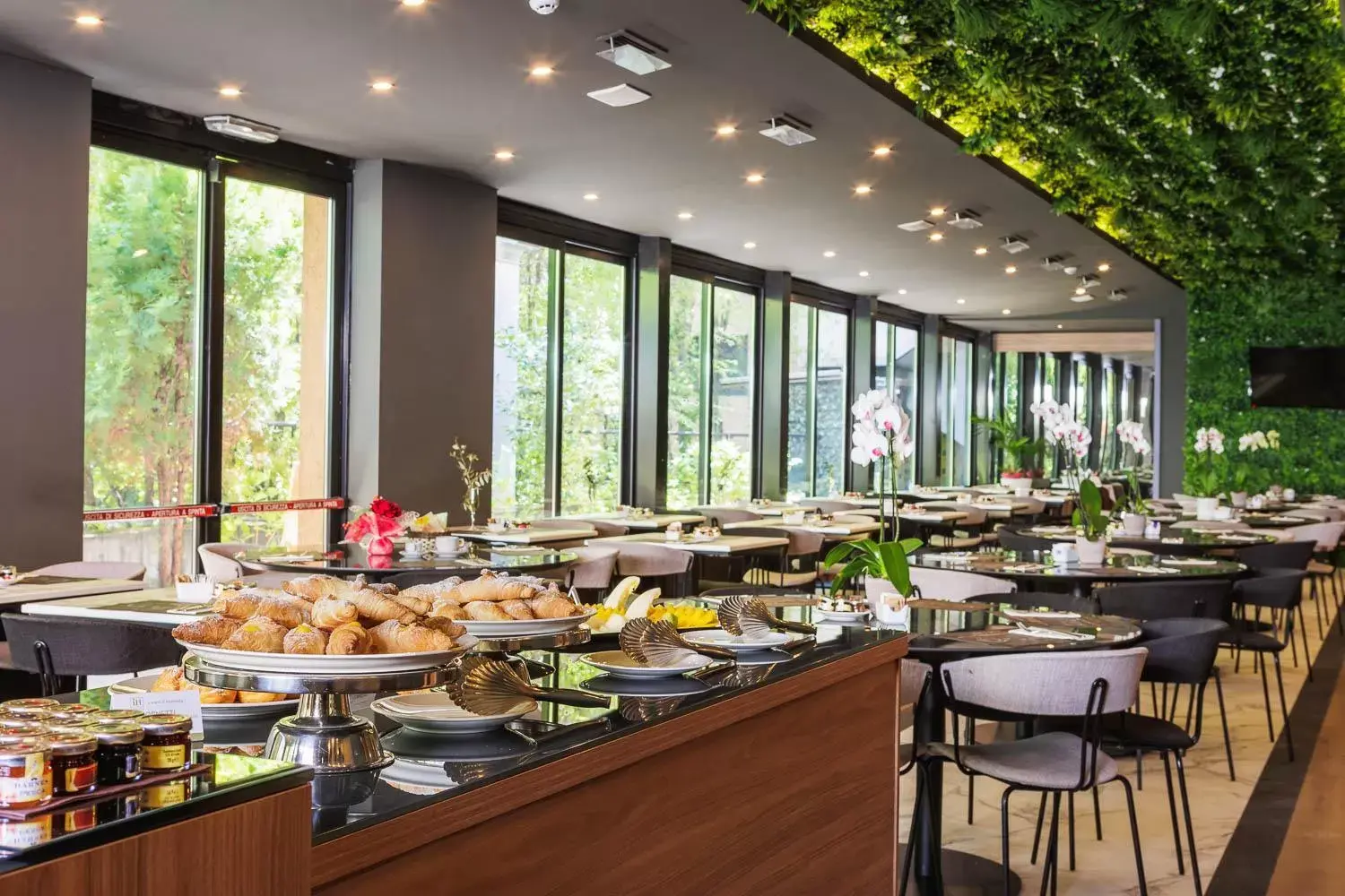 Breakfast, Restaurant/Places to Eat in iH Hotels Bologna Amadeus