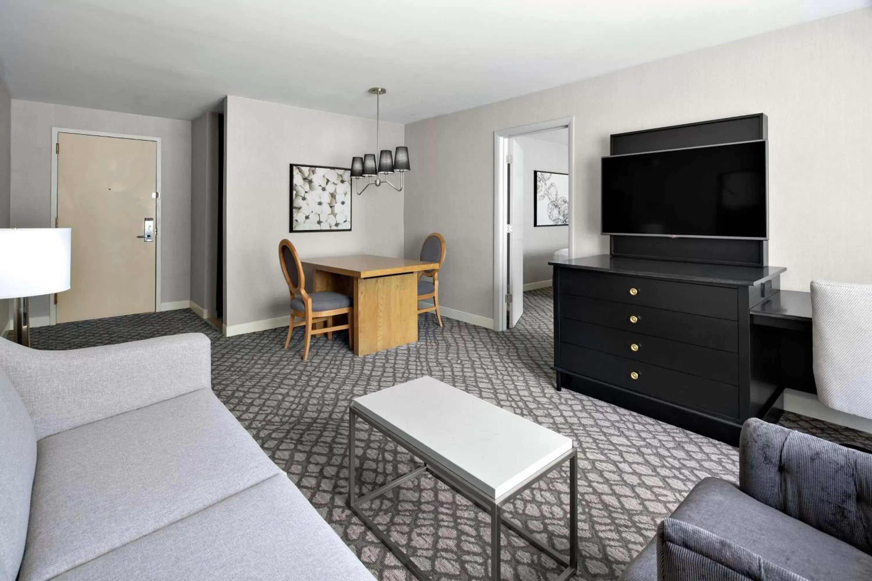 Bed, Seating Area in DoubleTree Suites by Hilton Charlotte/SouthPark