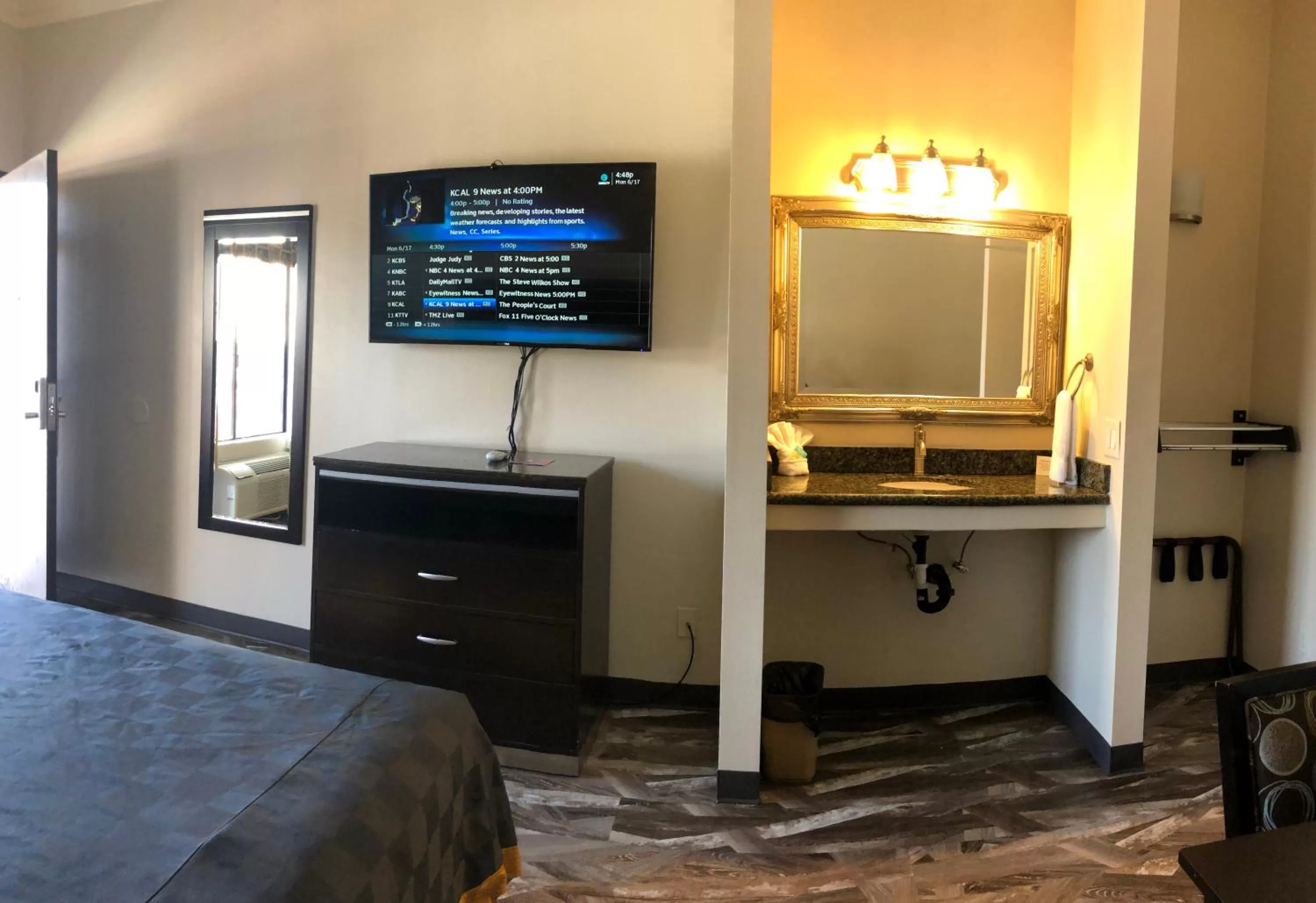 TV and multimedia, Bed in Castaic Inn Six Flags Valencia