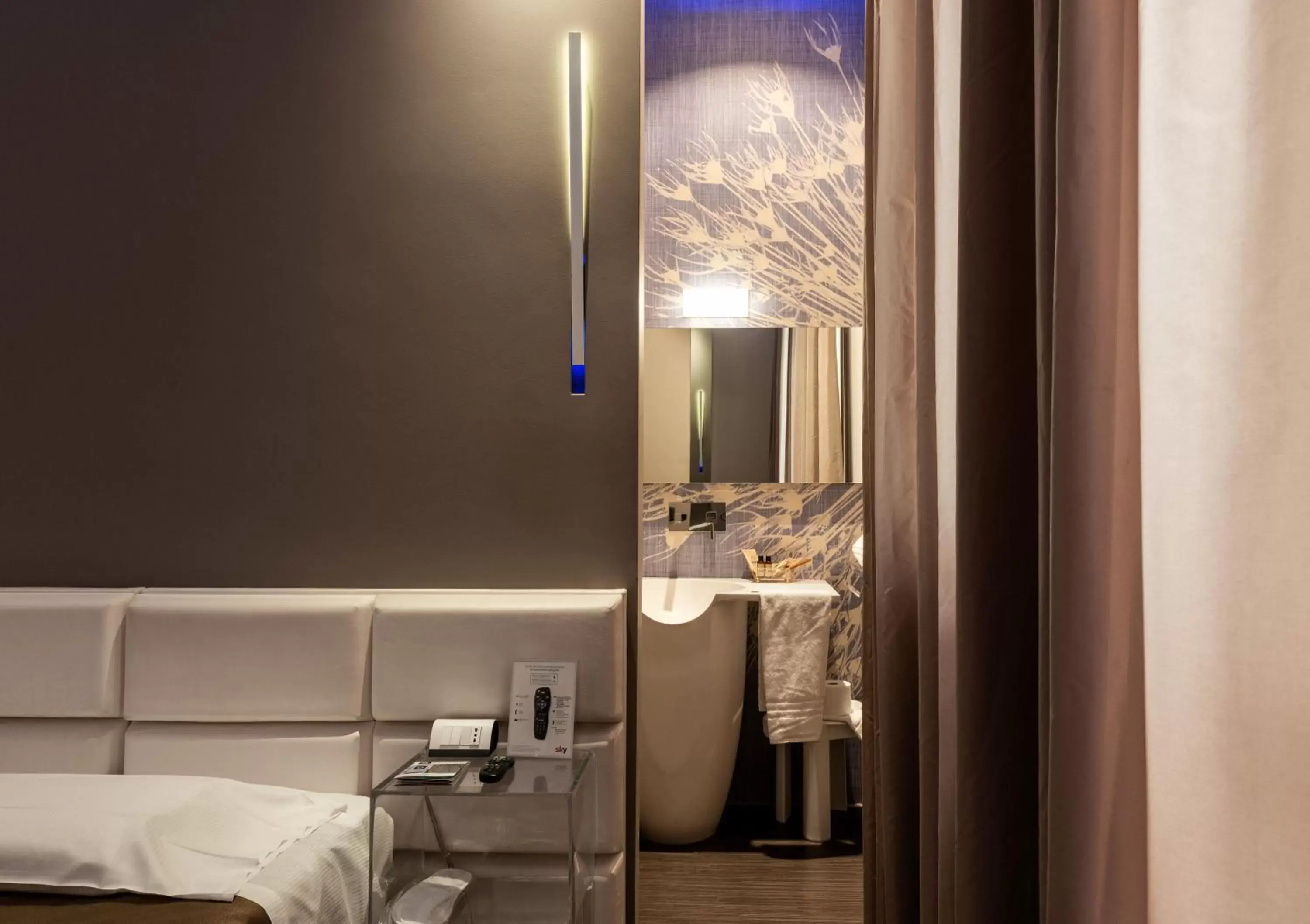 Bathroom, Bed in Le Camp Suite & Spa