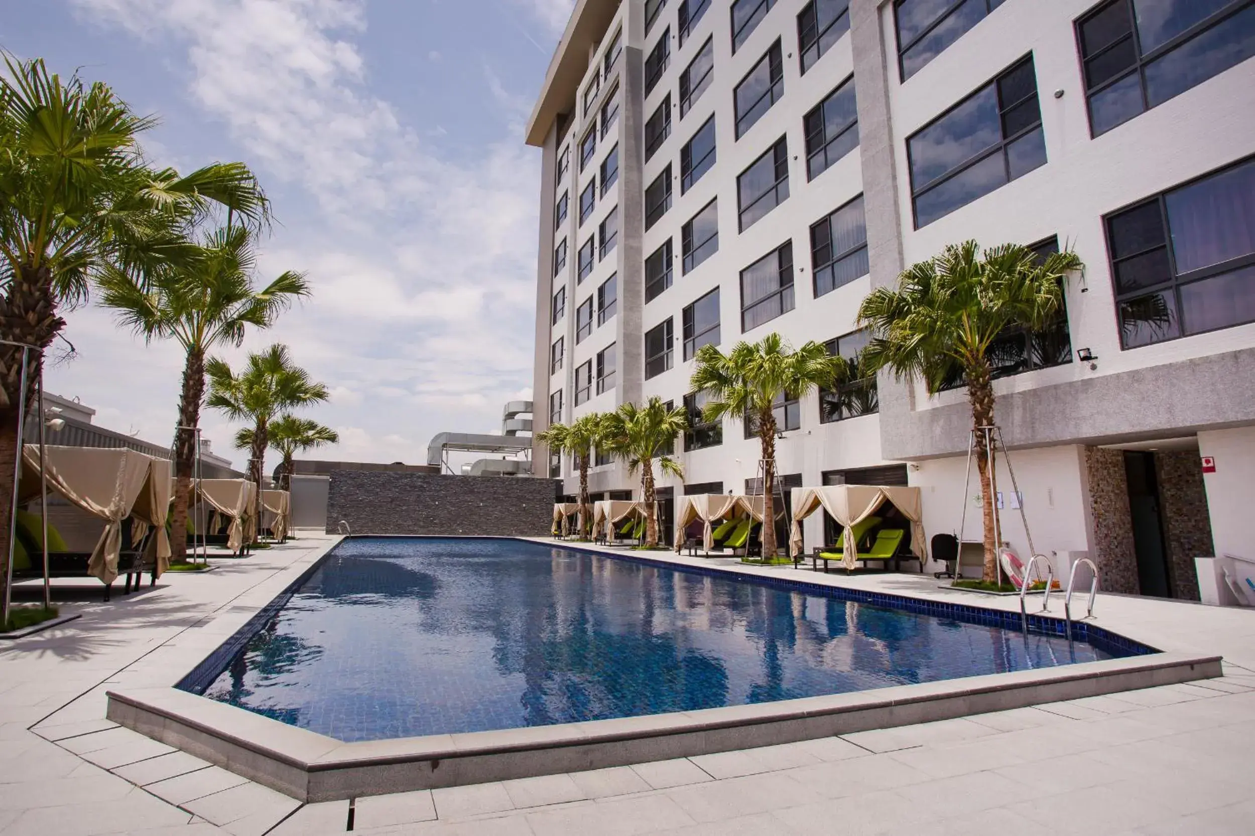 Swimming Pool in Sun Hao International Hotel