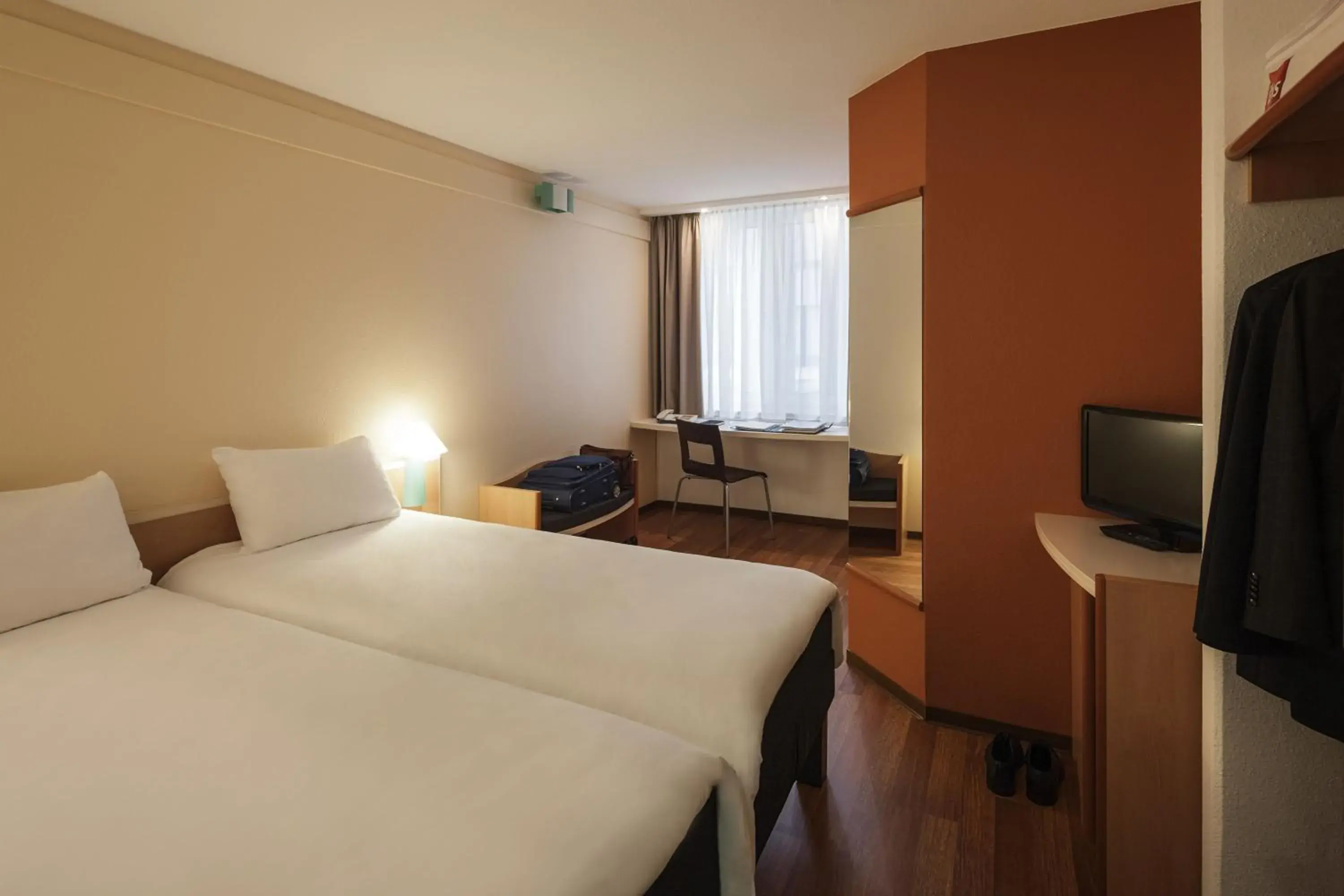 Photo of the whole room, Bed in Ibis Nuernberg Hauptbahnhof