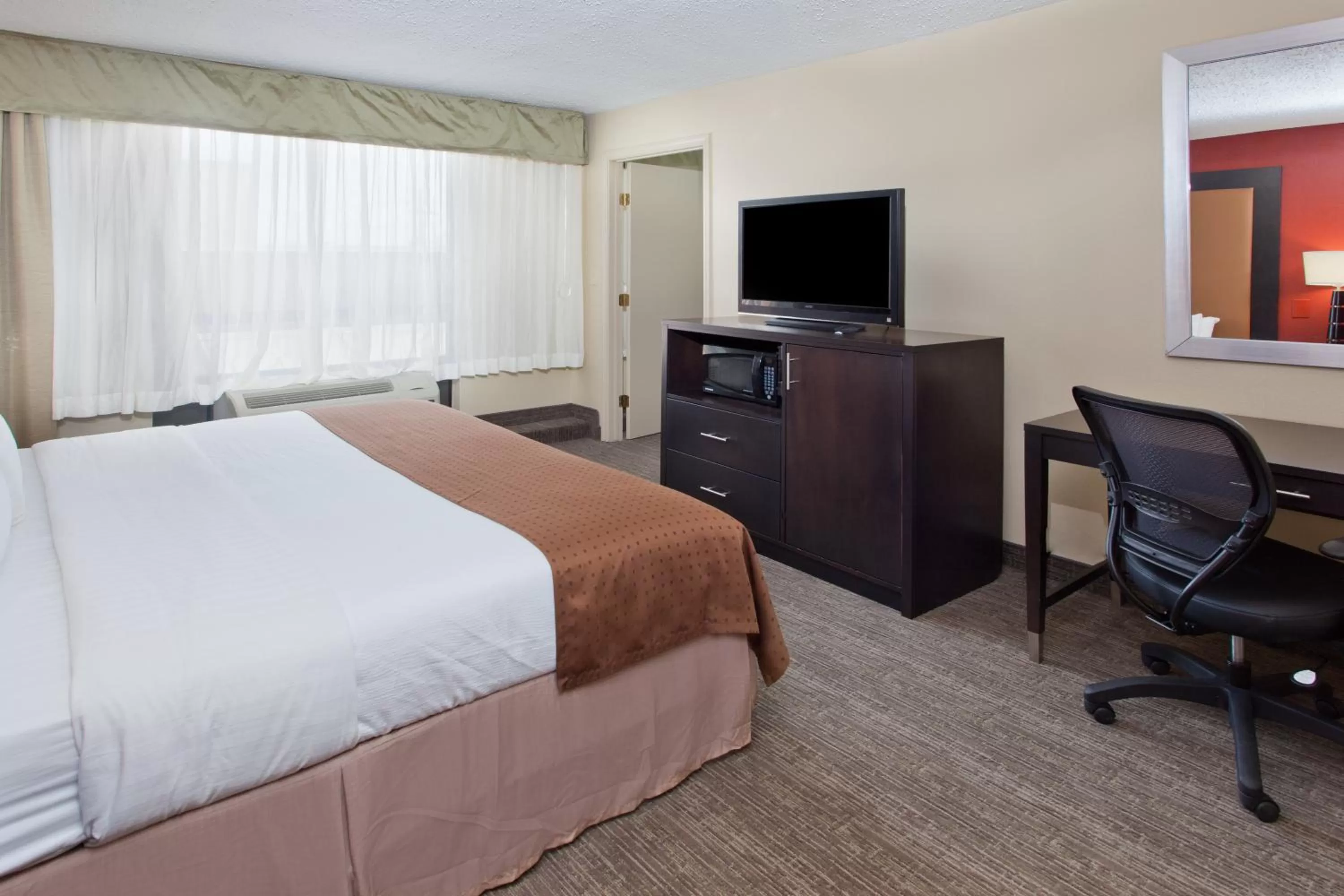 Photo of the whole room, Bed in Holiday Inn Shreveport Downtown by IHG