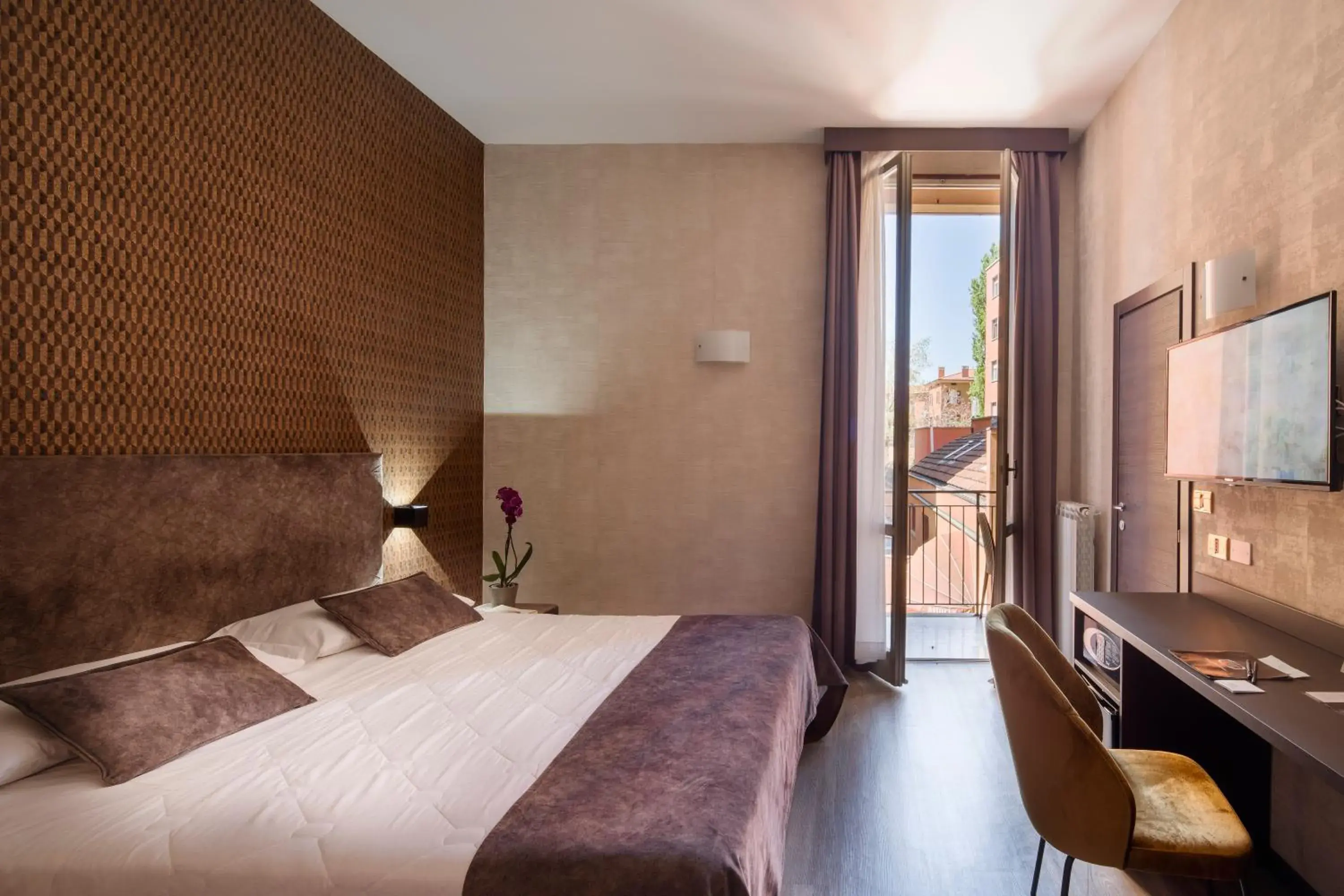 Inner courtyard view, Bed in Hotel Astoria