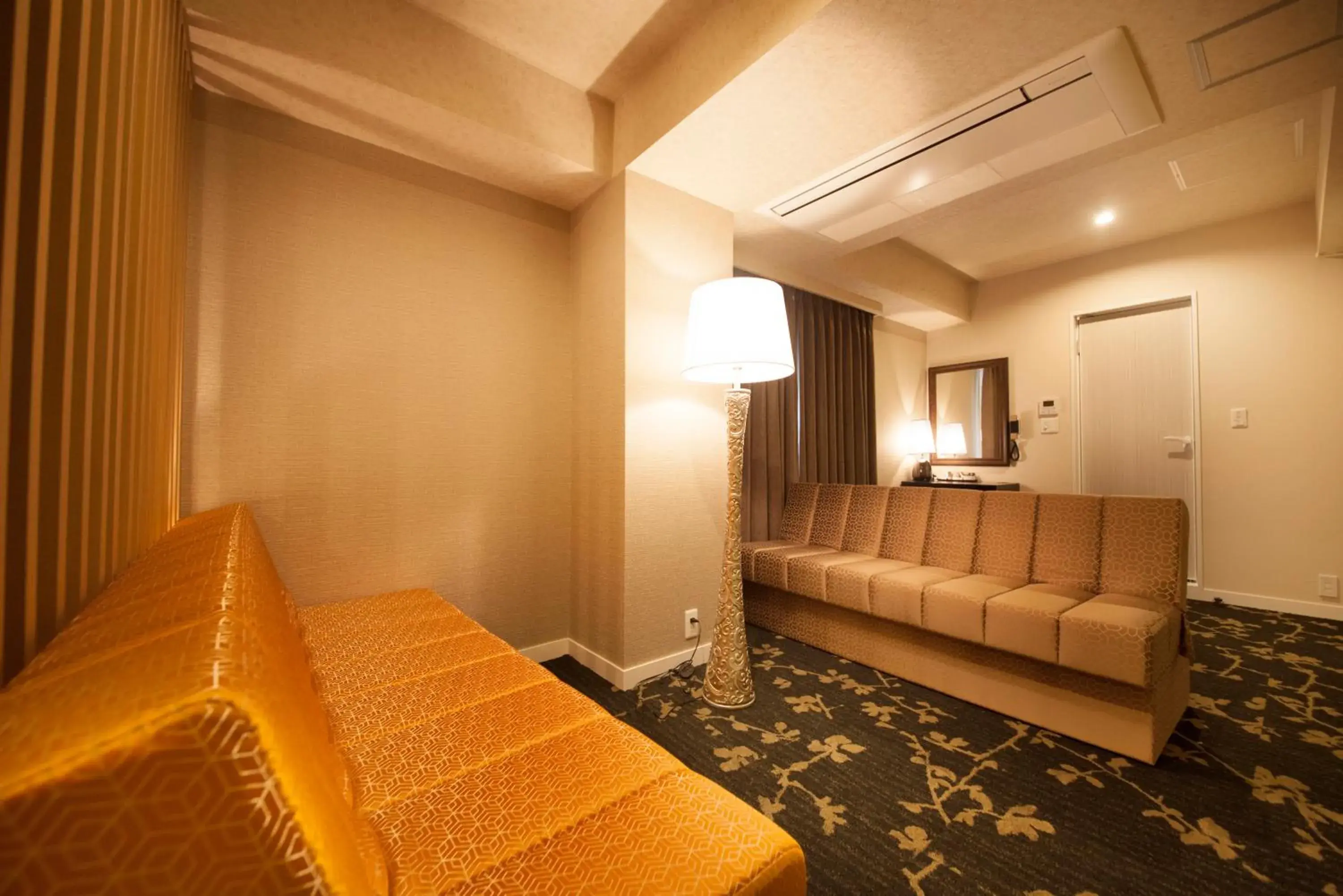 Photo of the whole room, Seating Area in Centurion Hotel Grand Akasaka Mitsuke Station