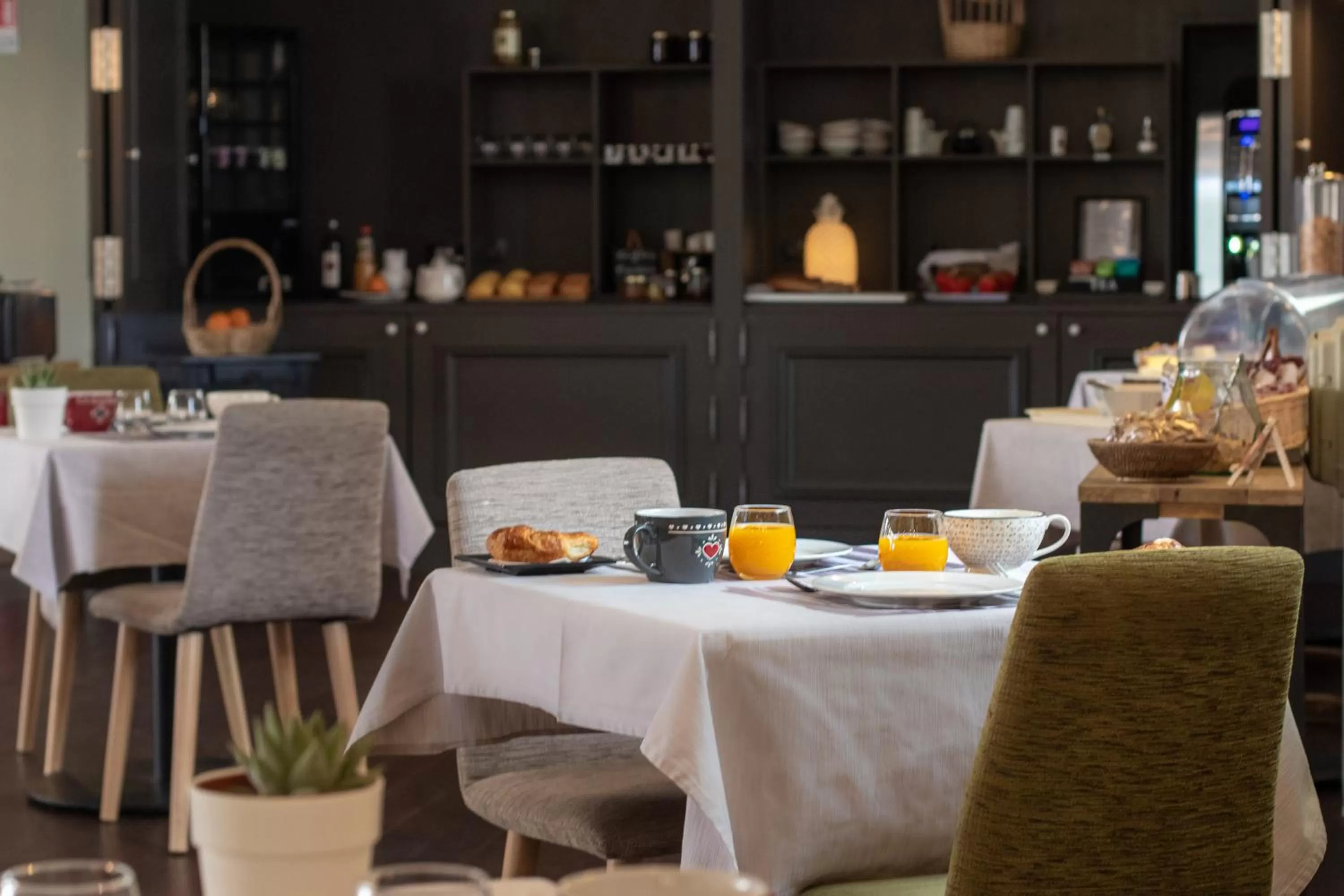 Breakfast in Logis Hôtel Tante Yvonne & son restaurant semi-gastronomique - Lyon Nord