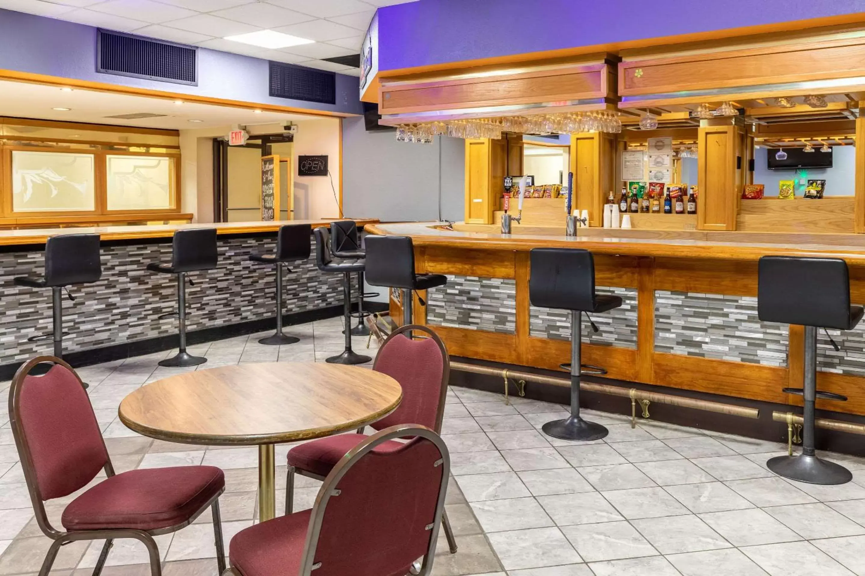 Lounge or bar, Lounge/Bar in Quality Inn Newport