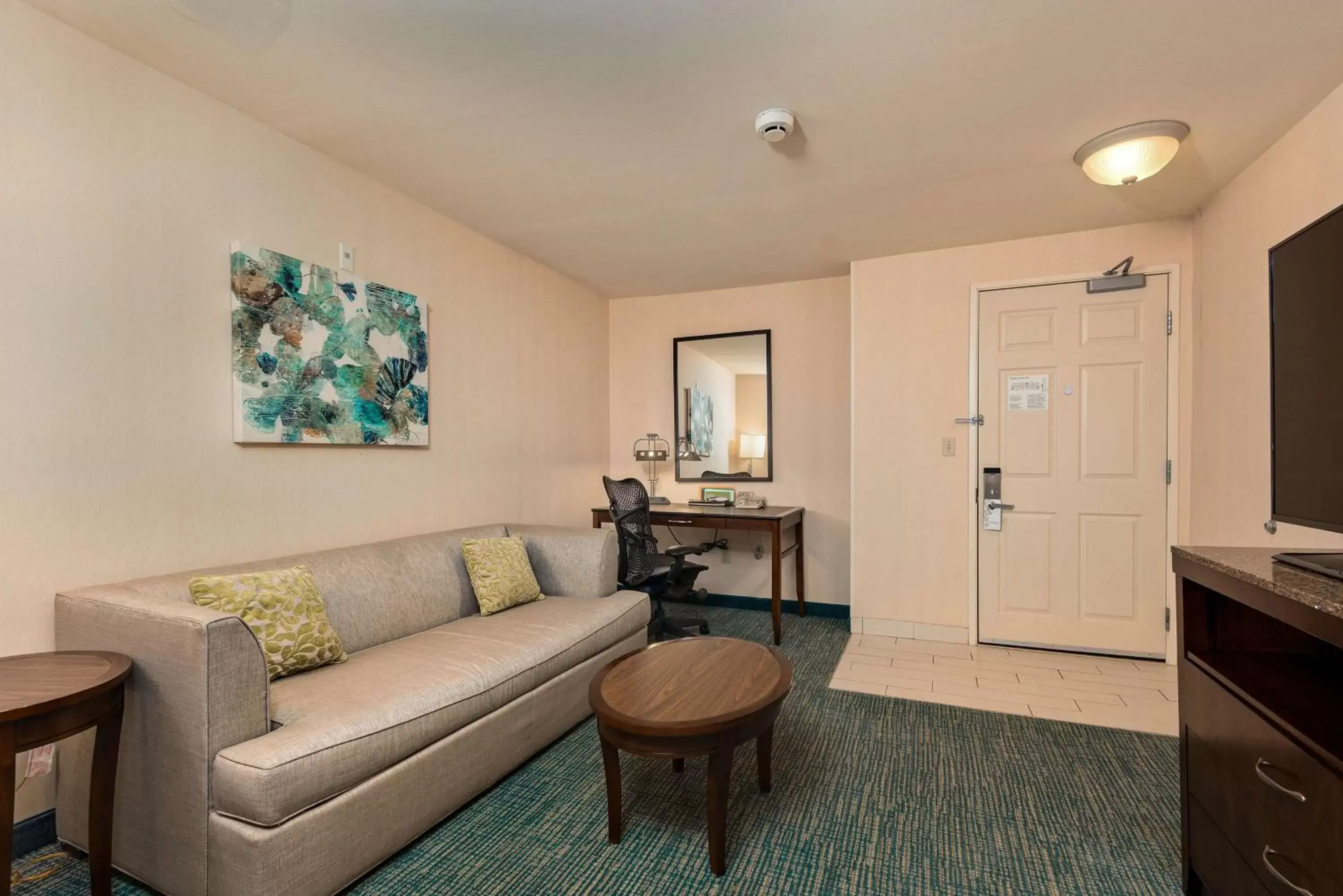 Bedroom, Seating Area in Hilton Garden Inn Overland Park