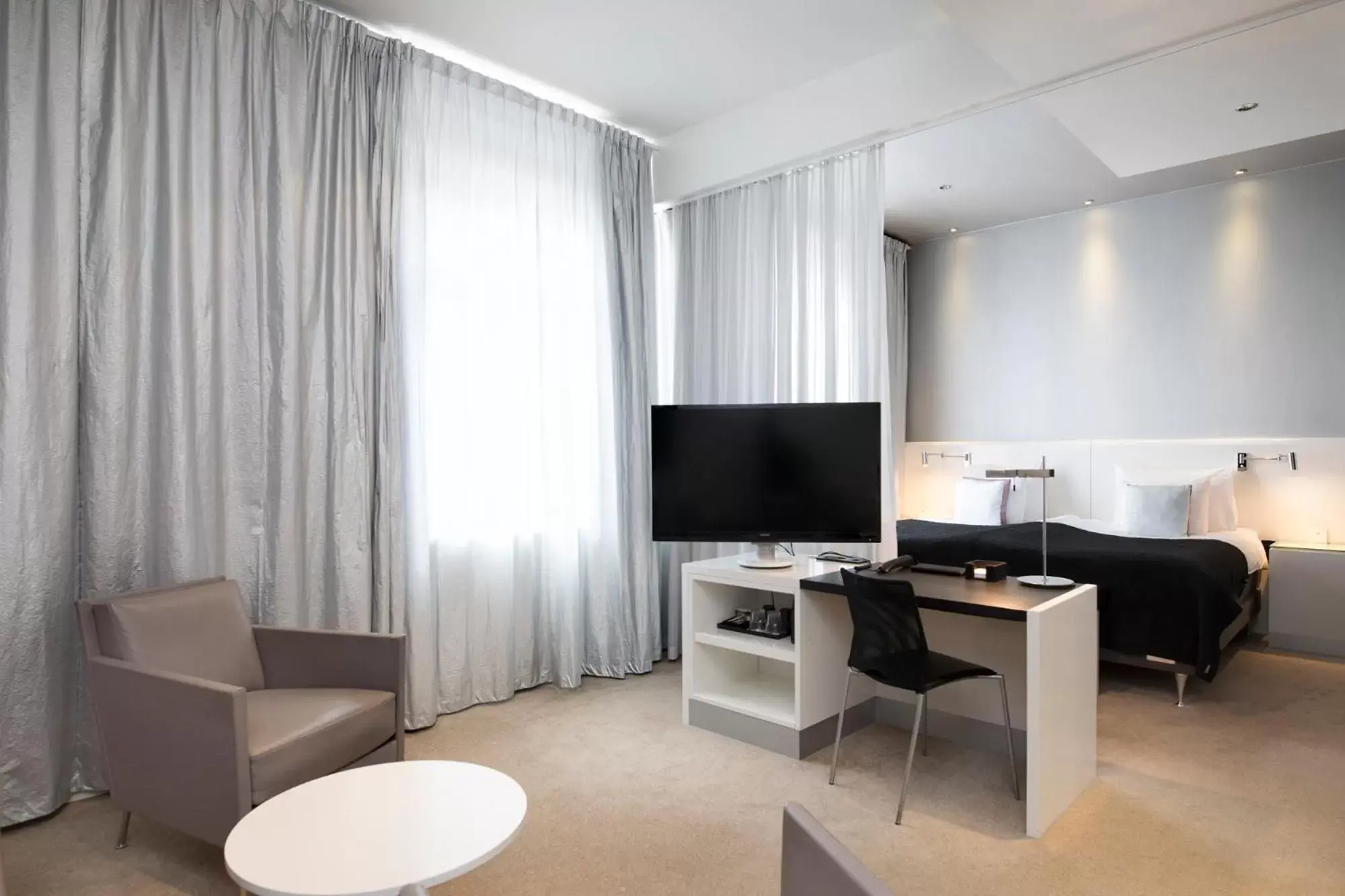 Bedroom, TV/Entertainment Center in ProfilHotels Savoy