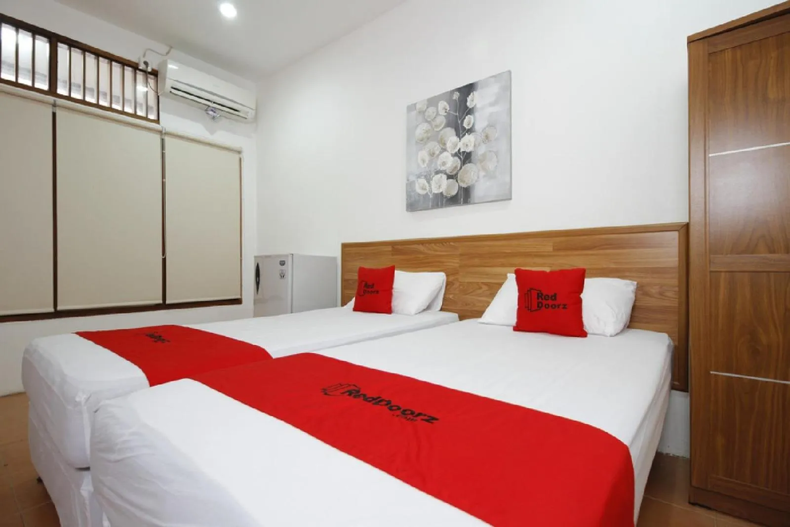 Twin Room in RedDoorz Plus near Plaza Indonesia