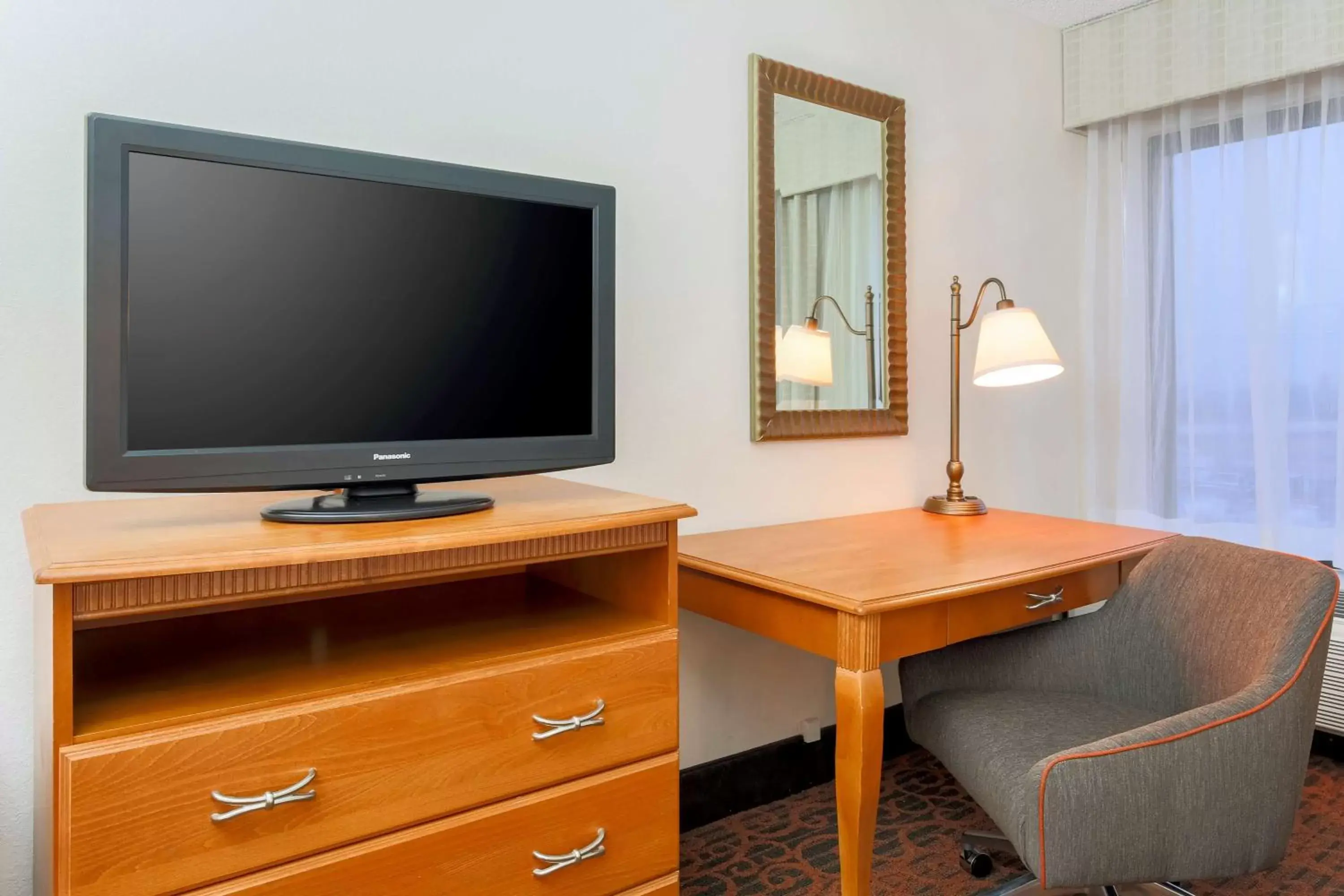 Bed, TV/Entertainment Center in Hampton Inn Laredo