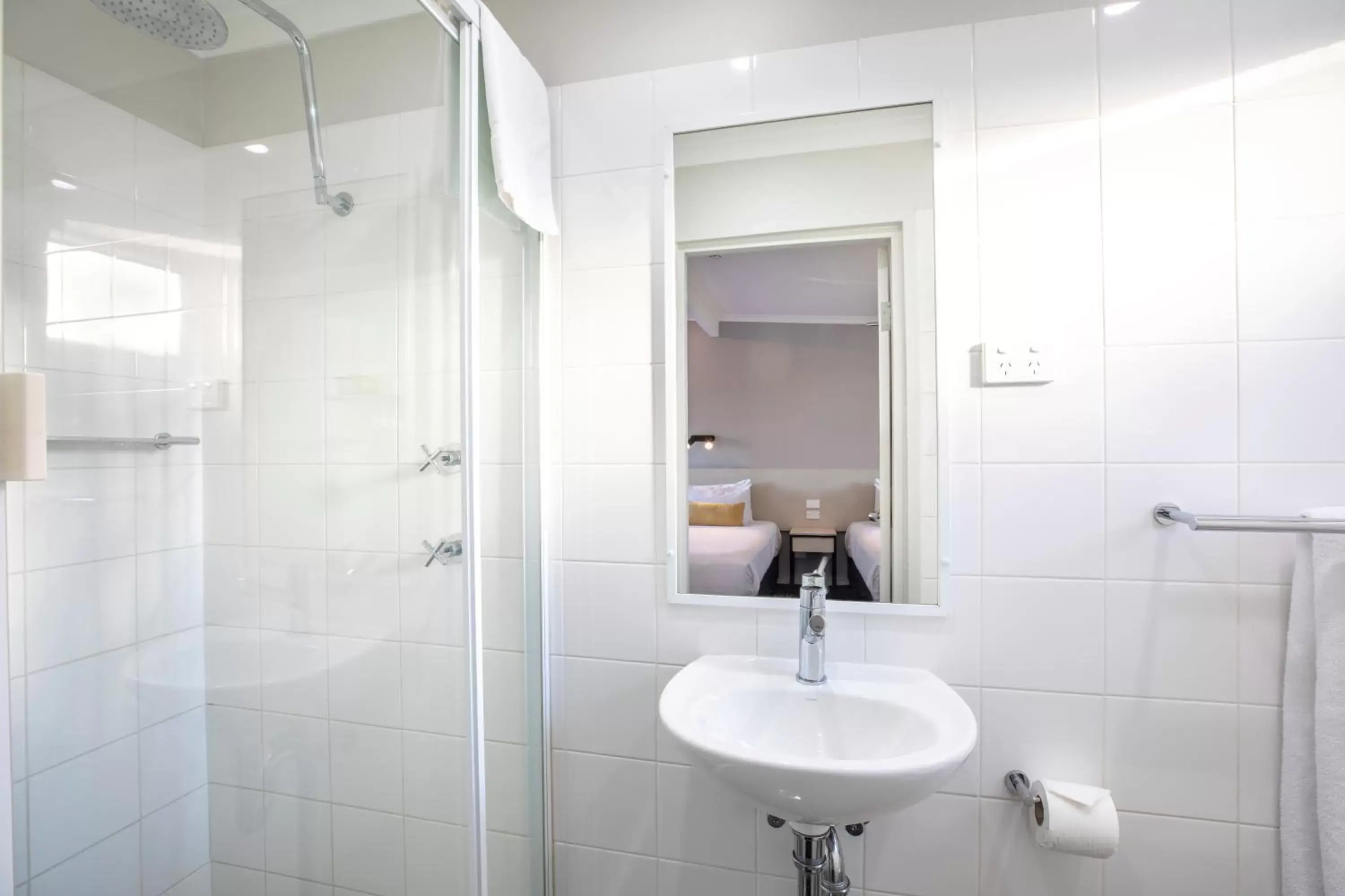 Shower, Bathroom in Nightcap at Colyton Hotel
