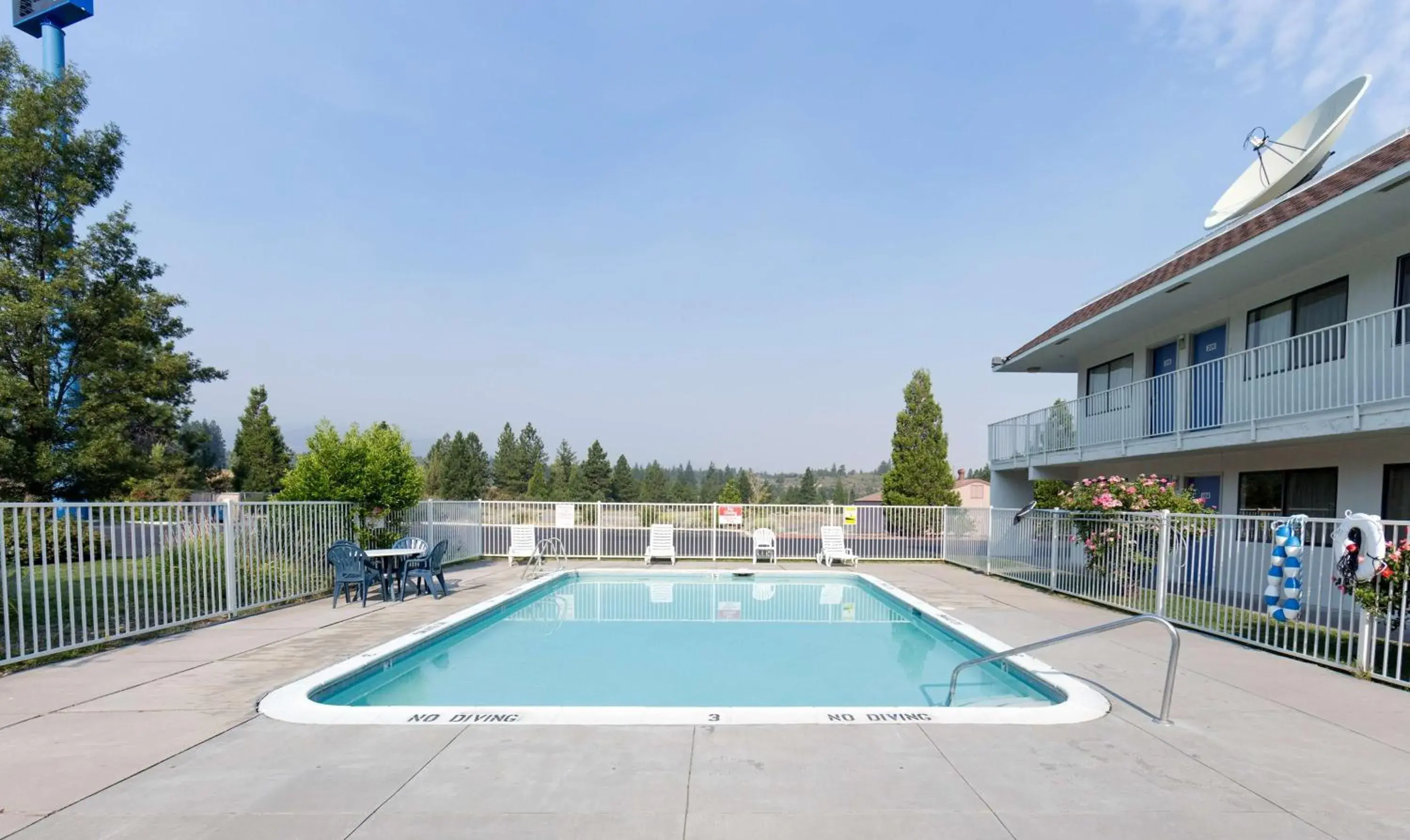 Day, Swimming Pool in Motel 6 Weed, CA - Mount Shasta
