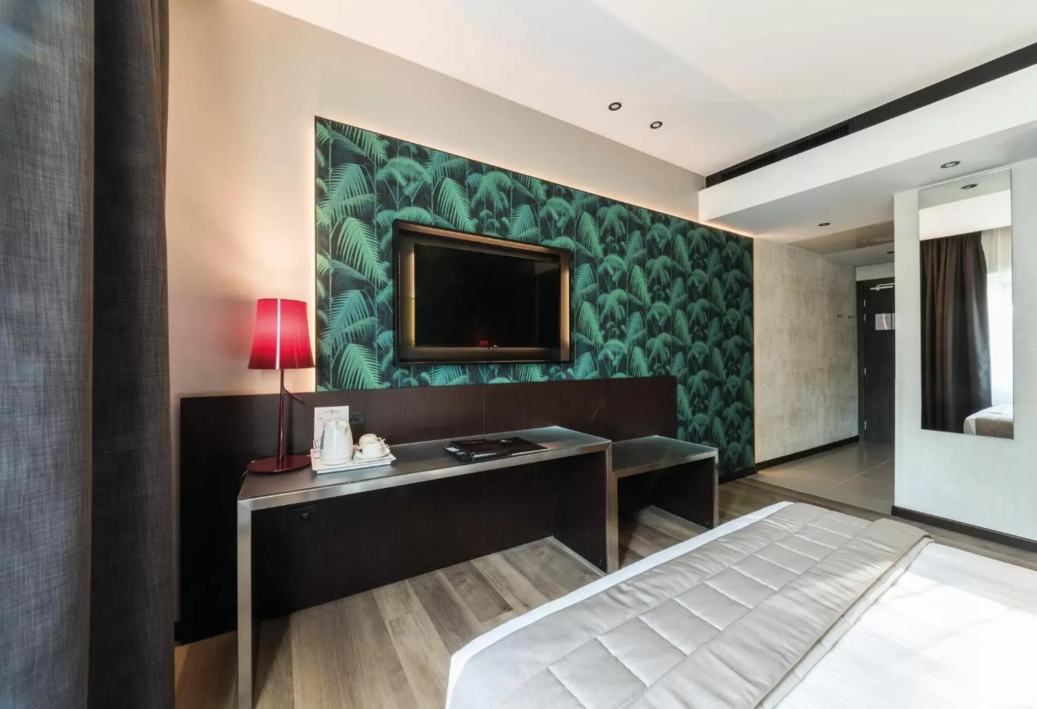 TV and multimedia, TV/Entertainment Center in Hotel Manin