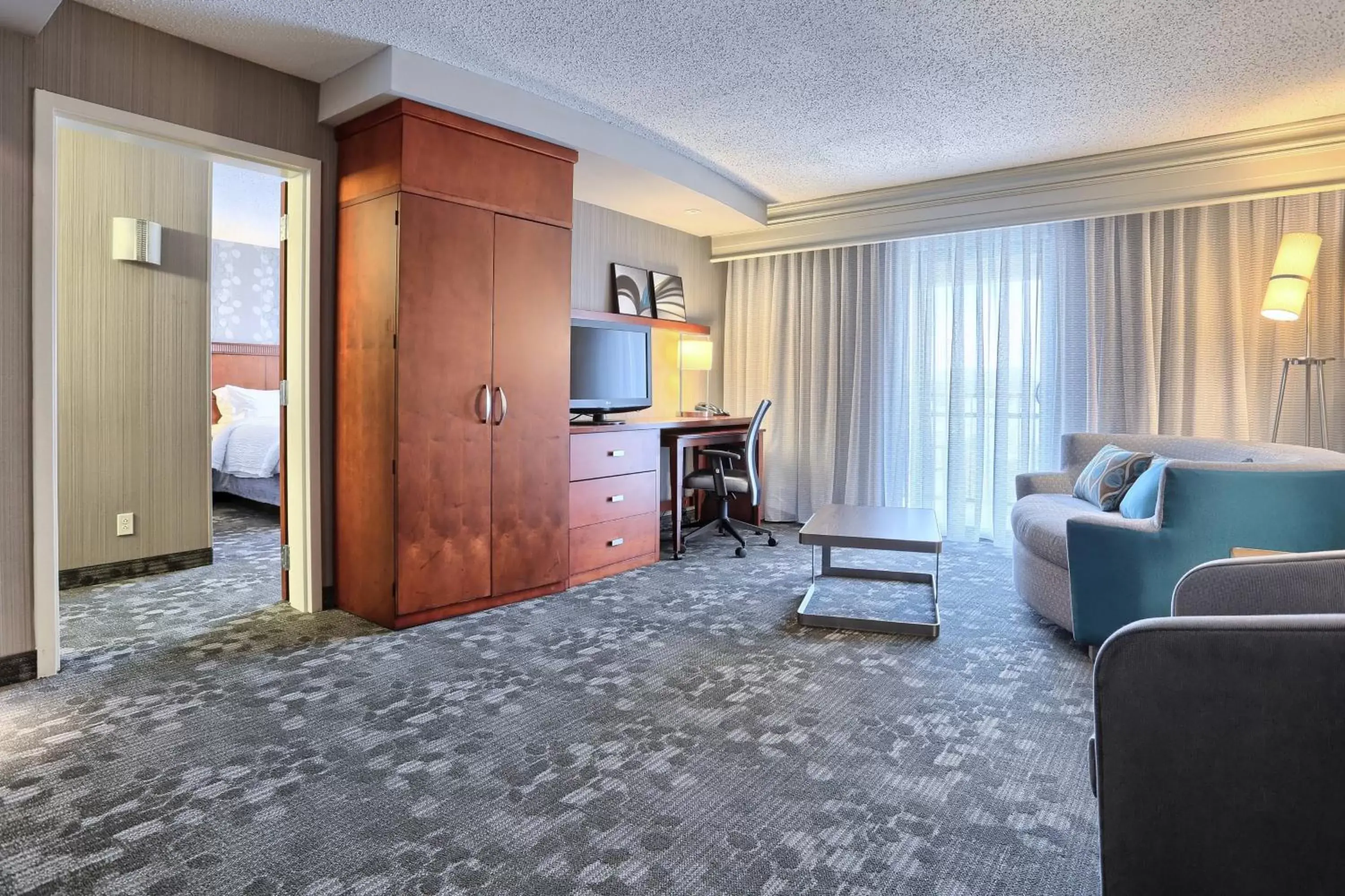 Photo of the whole room, Seating Area in Courtyard by Marriott Harrisburg West/Mechanicsburg