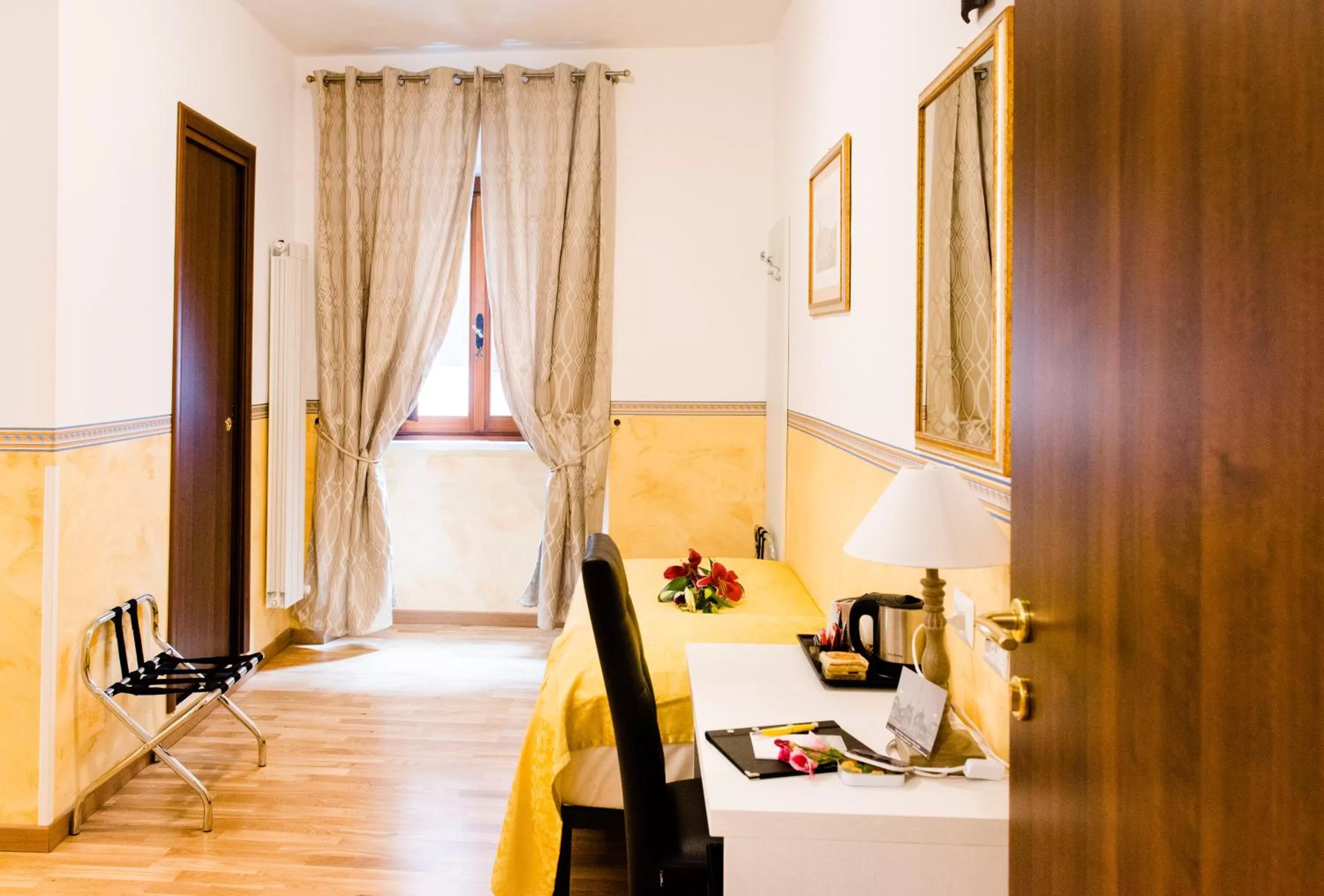 Photo of the whole room, Bed in Domus Popolo