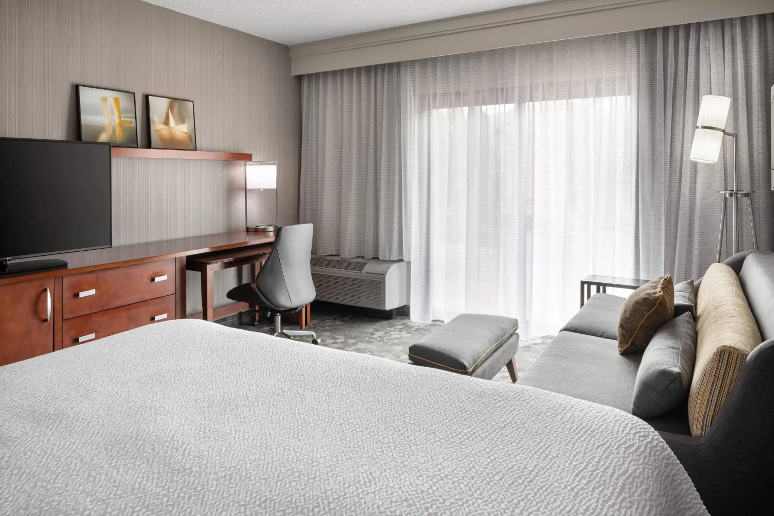 Photo of the whole room, TV/Entertainment Center in Courtyard by Marriott Boulder