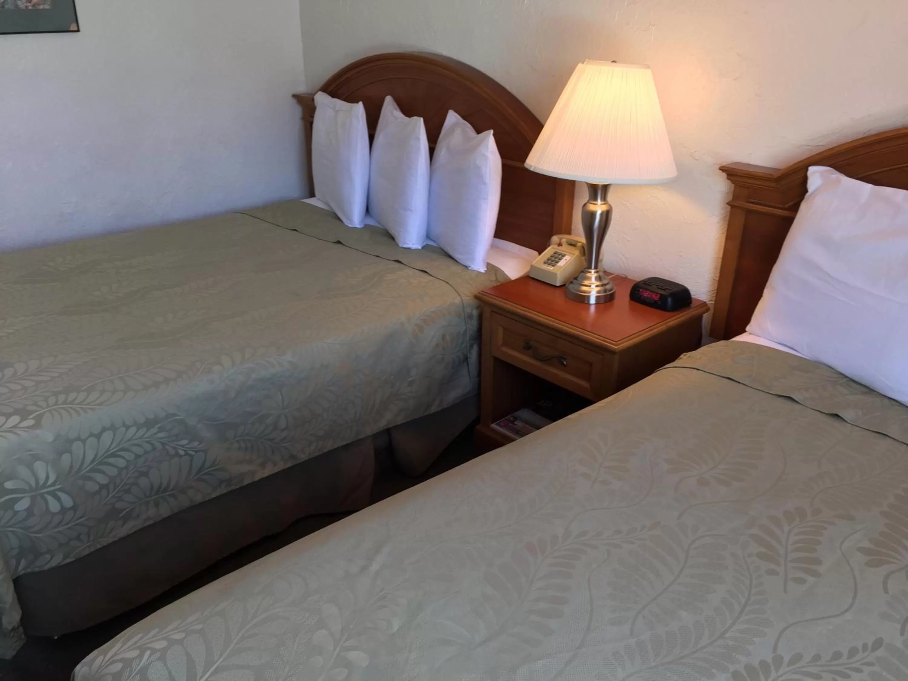 Bed in Americas Best Value Inn Loma Lodge