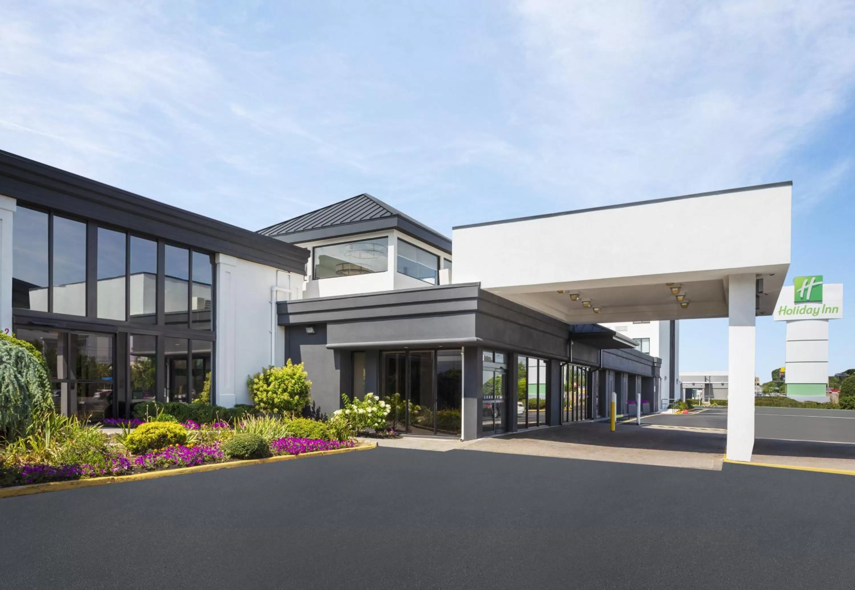 Property building in Holiday Inn Hasbrouck Heights-Meadowlands by IHG