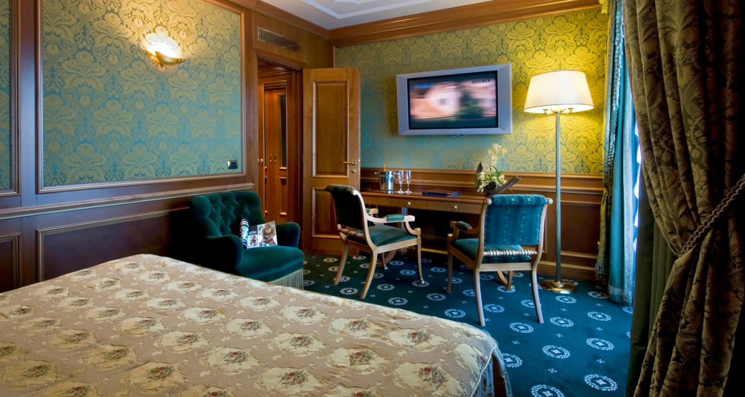 Living room, Bed in Grand Hotel Dino