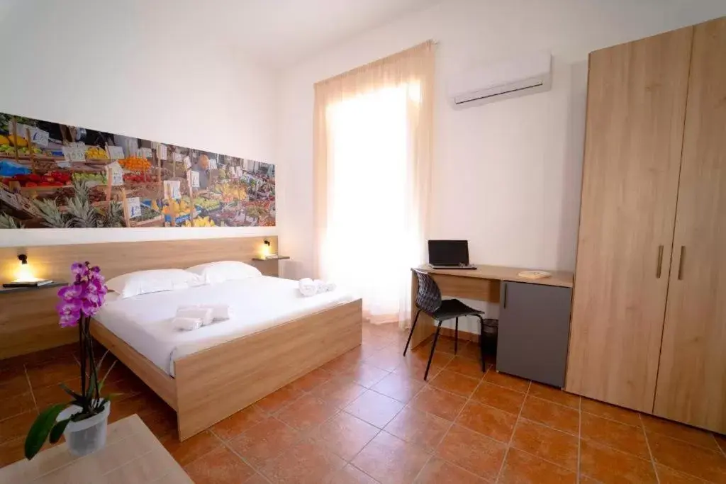 Bed in Ballaro' Hotel - Budget Room