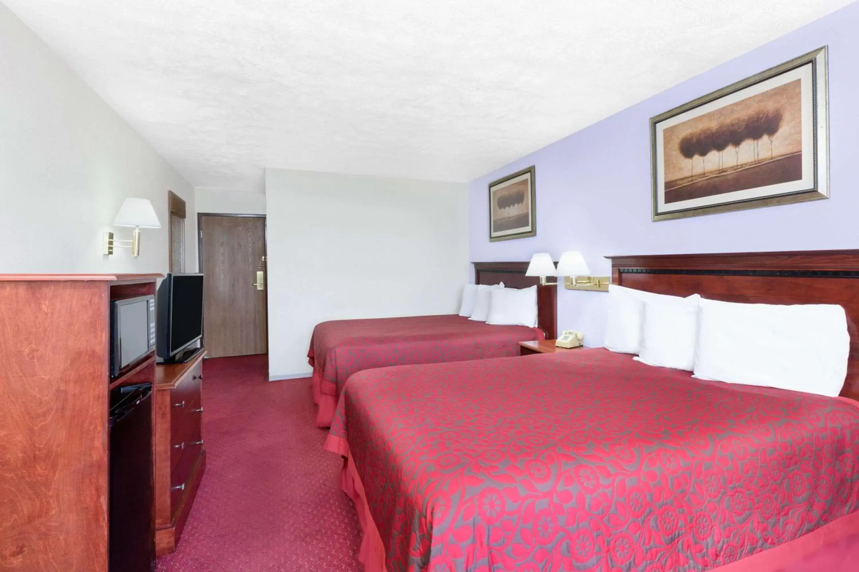 Photo of the whole room, Bed in Days Inn by Wyndham Warrensburg