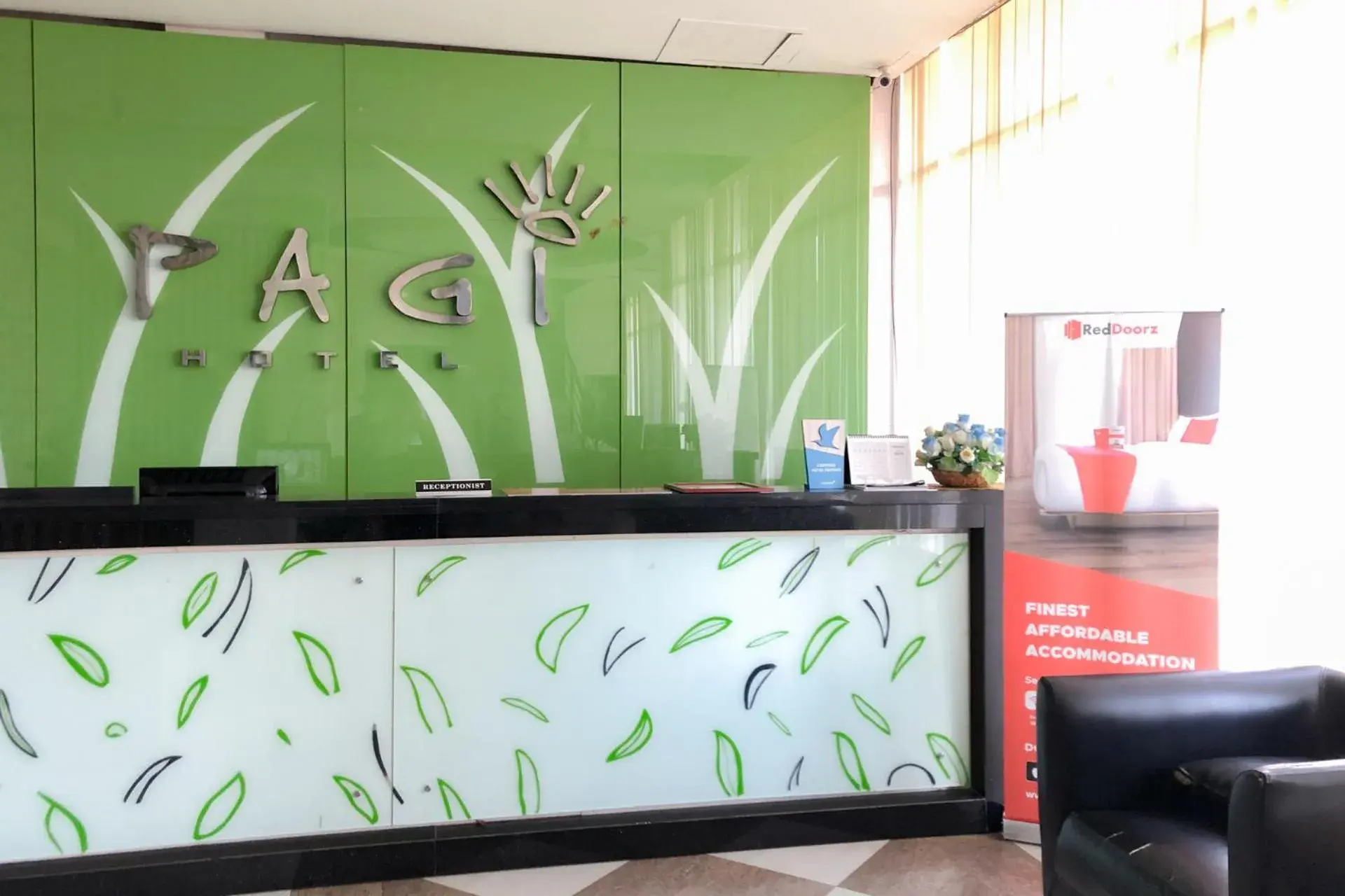 Area and facilities, Lobby/Reception in RedDoorz near Pantai Pede