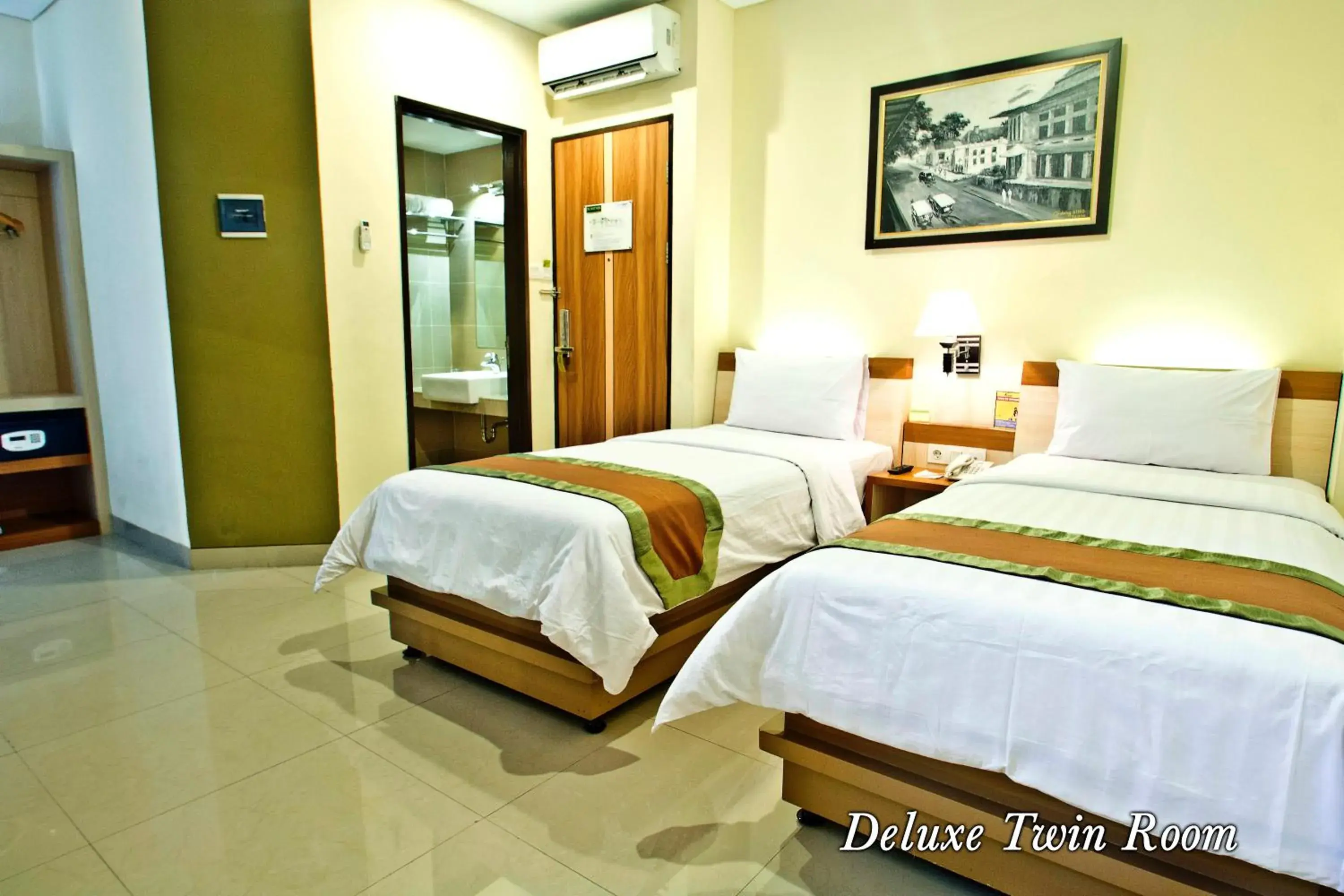 Photo of the whole room, Bed in De Batara Hotel