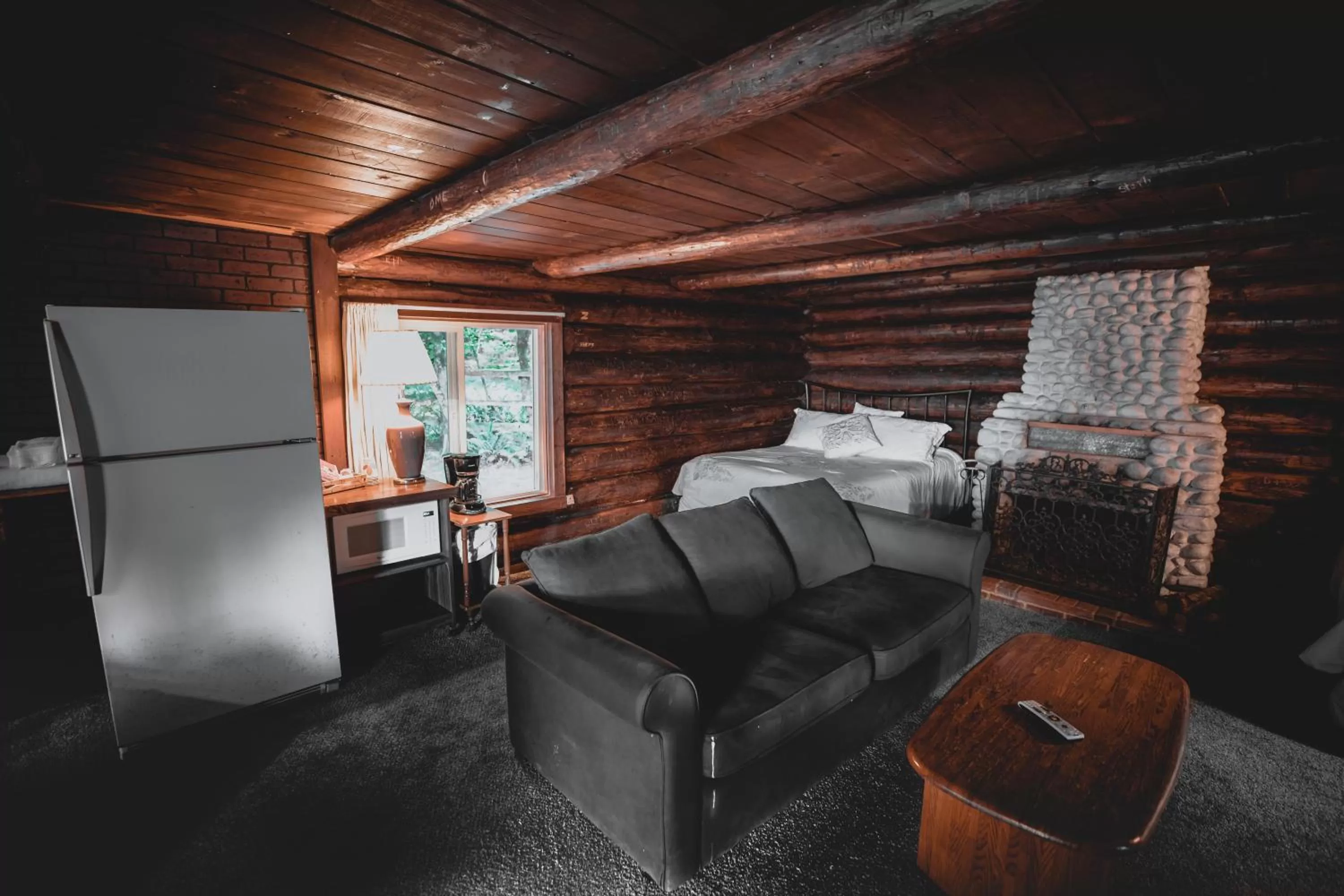 Bed in Gateway Inn & Cabins