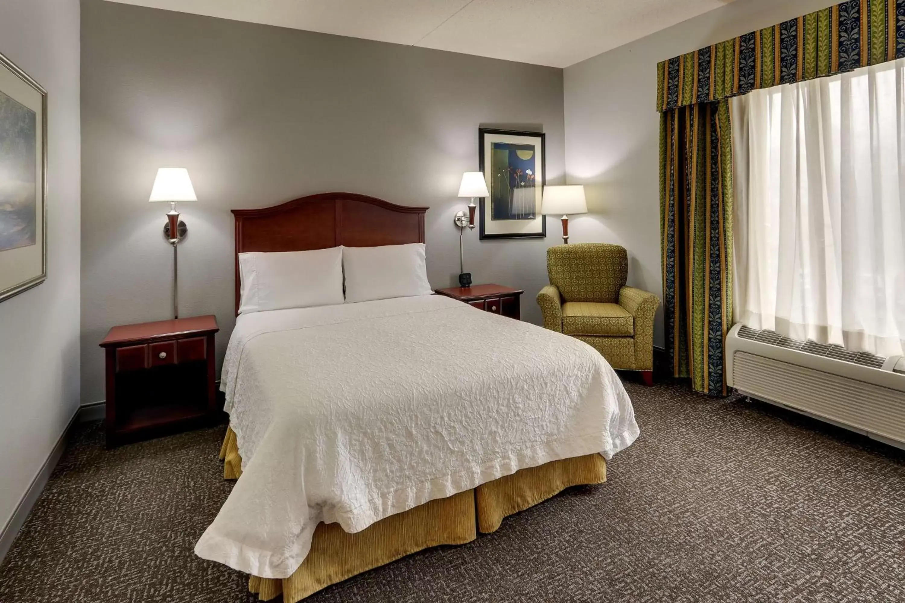 Bed in Hampton Inn & Suites Indianapolis-Airport