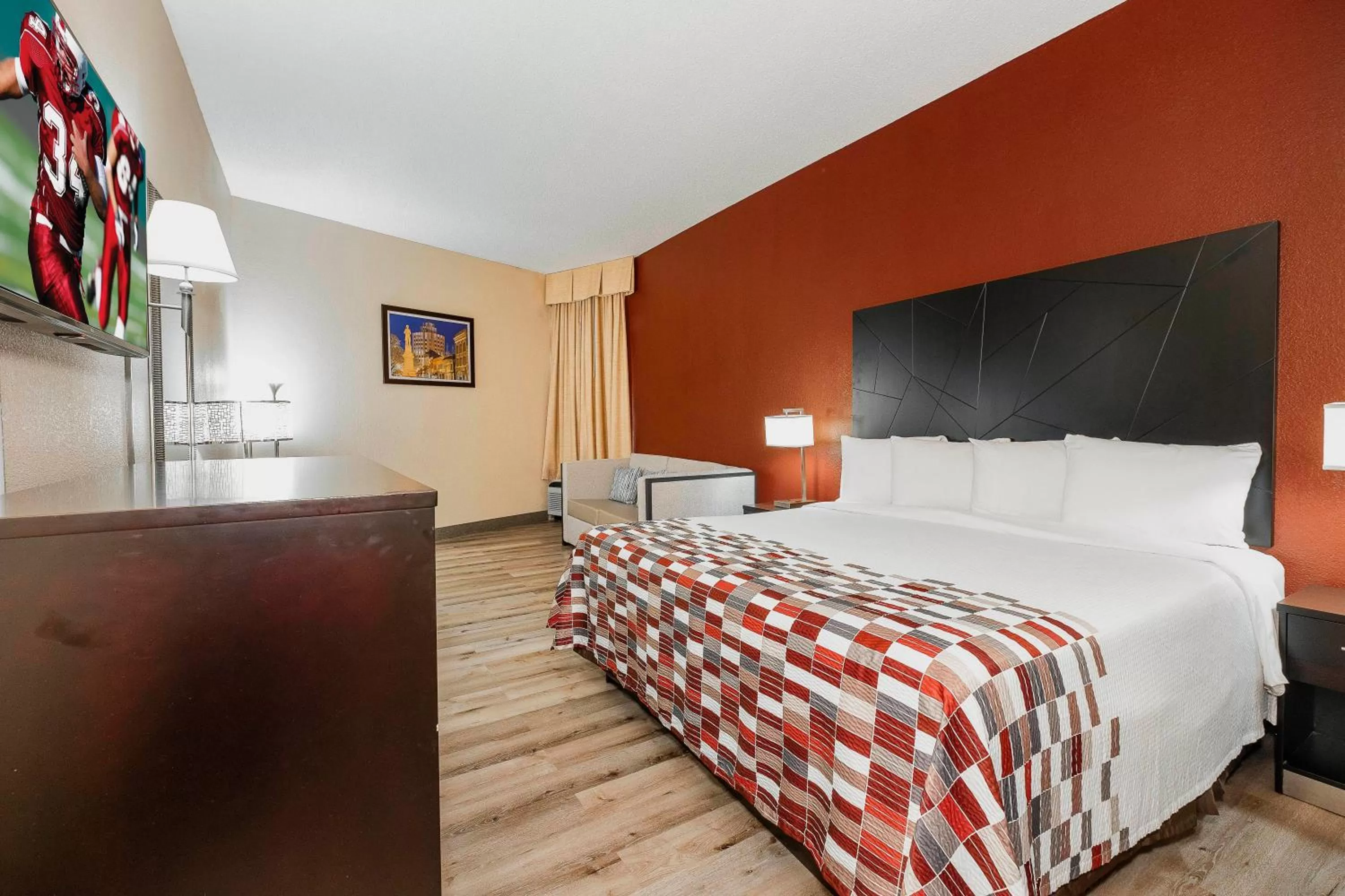 Photo of the whole room, Bed in Red Roof Inn & Suites Macon