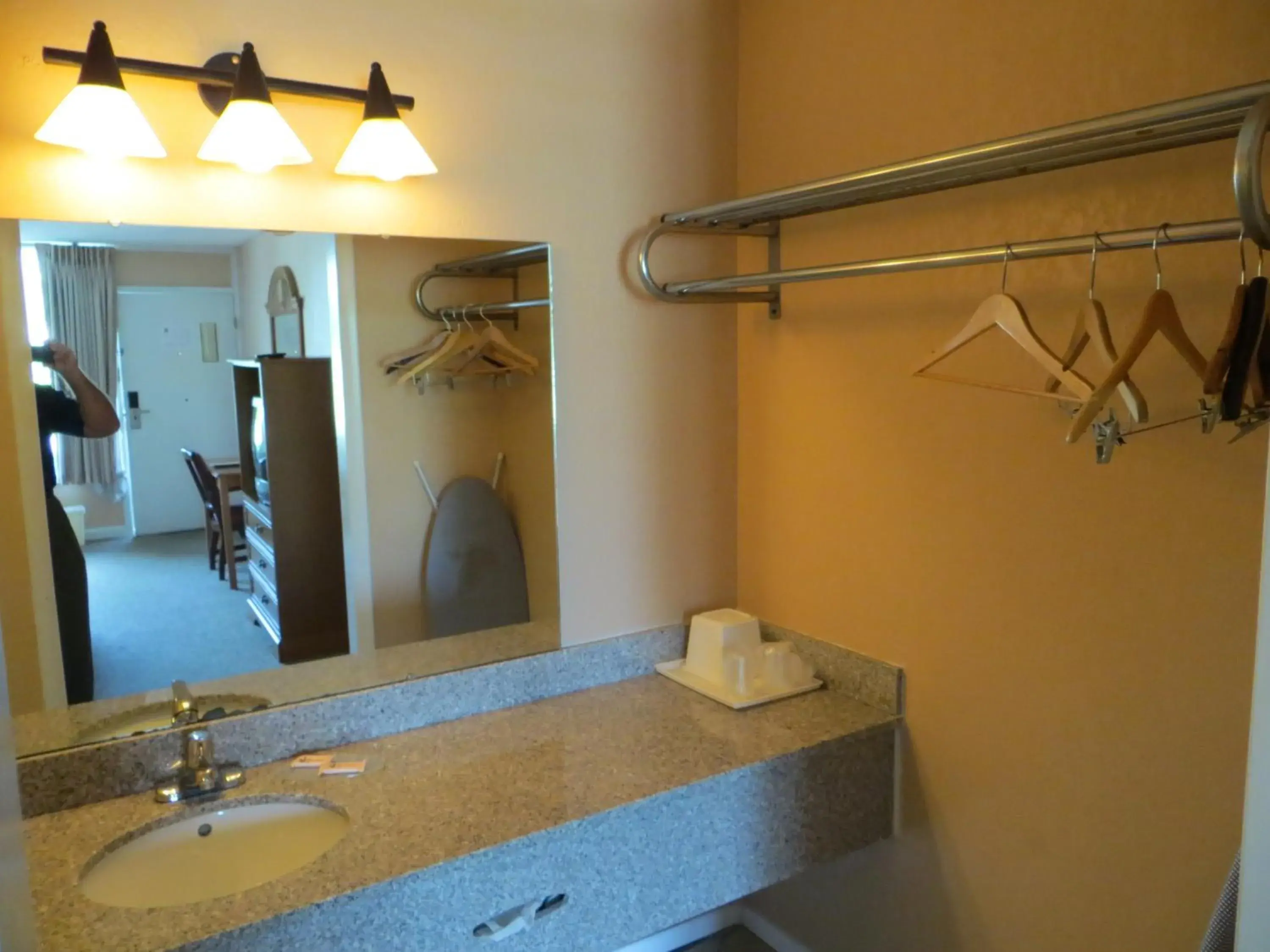 Bathroom in Americourt Extended Stays