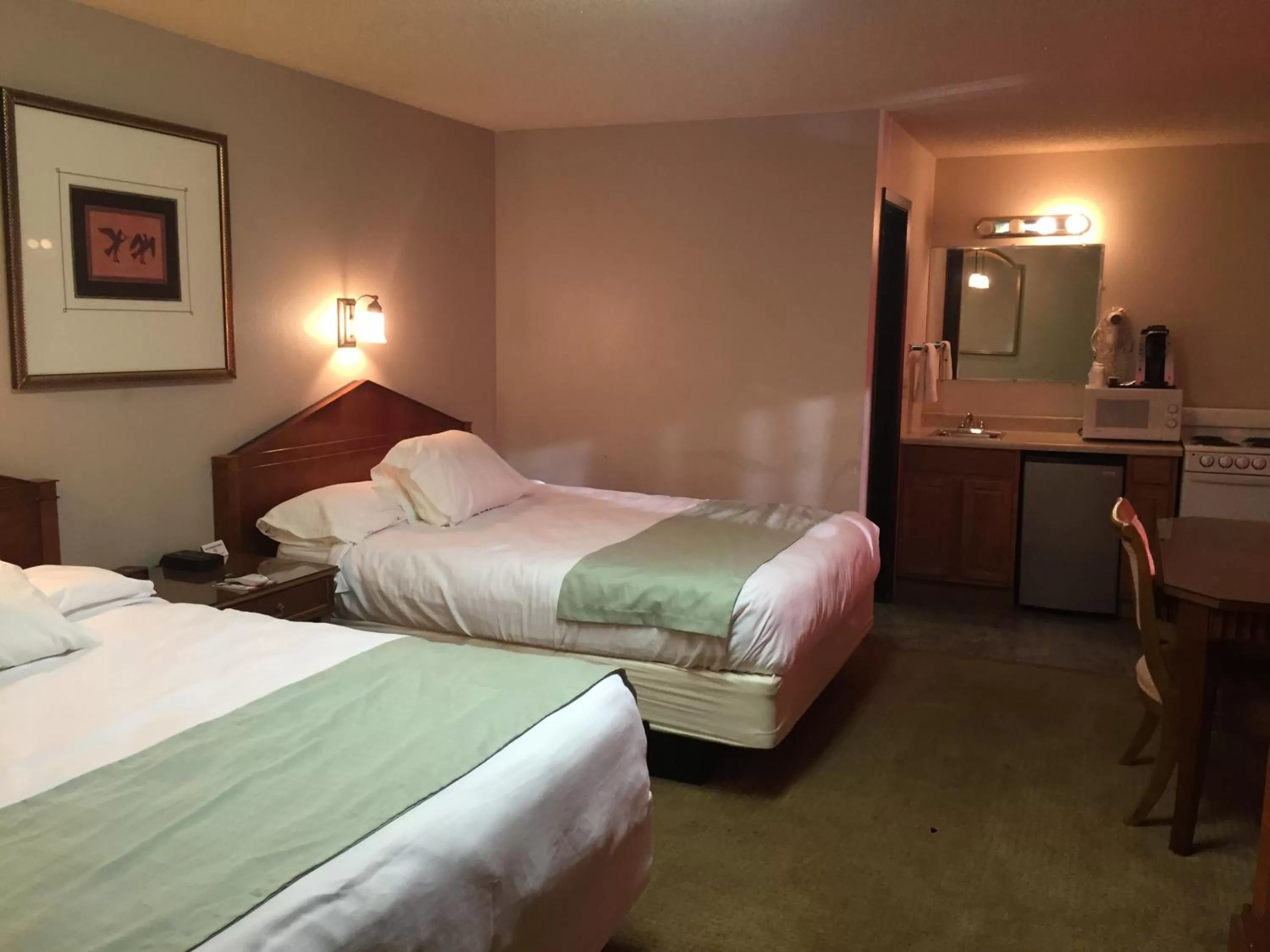 Photo of the whole room, Bed in Gateway Inn