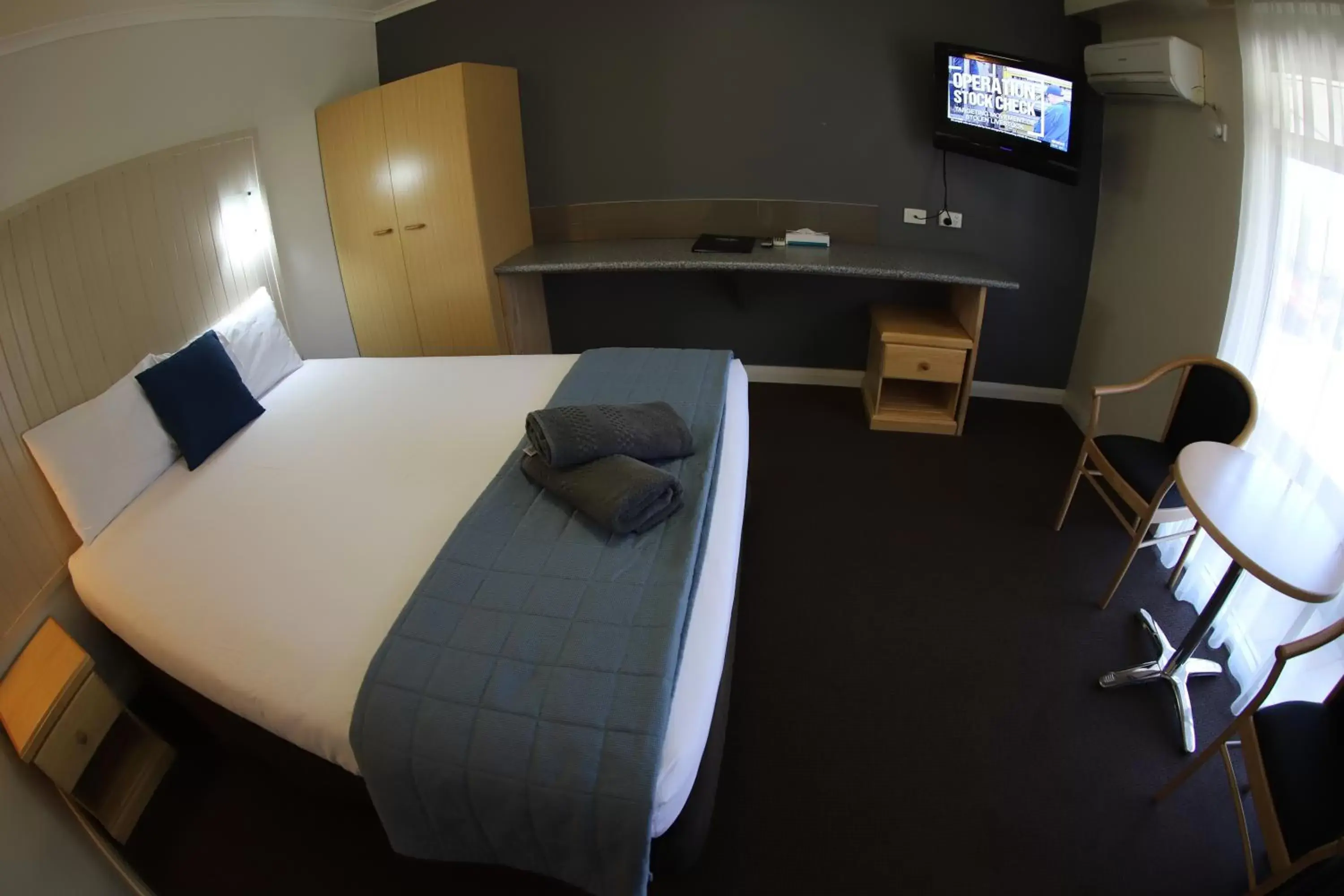 Bedroom, Bed in Sleepy Hill Motor Inn