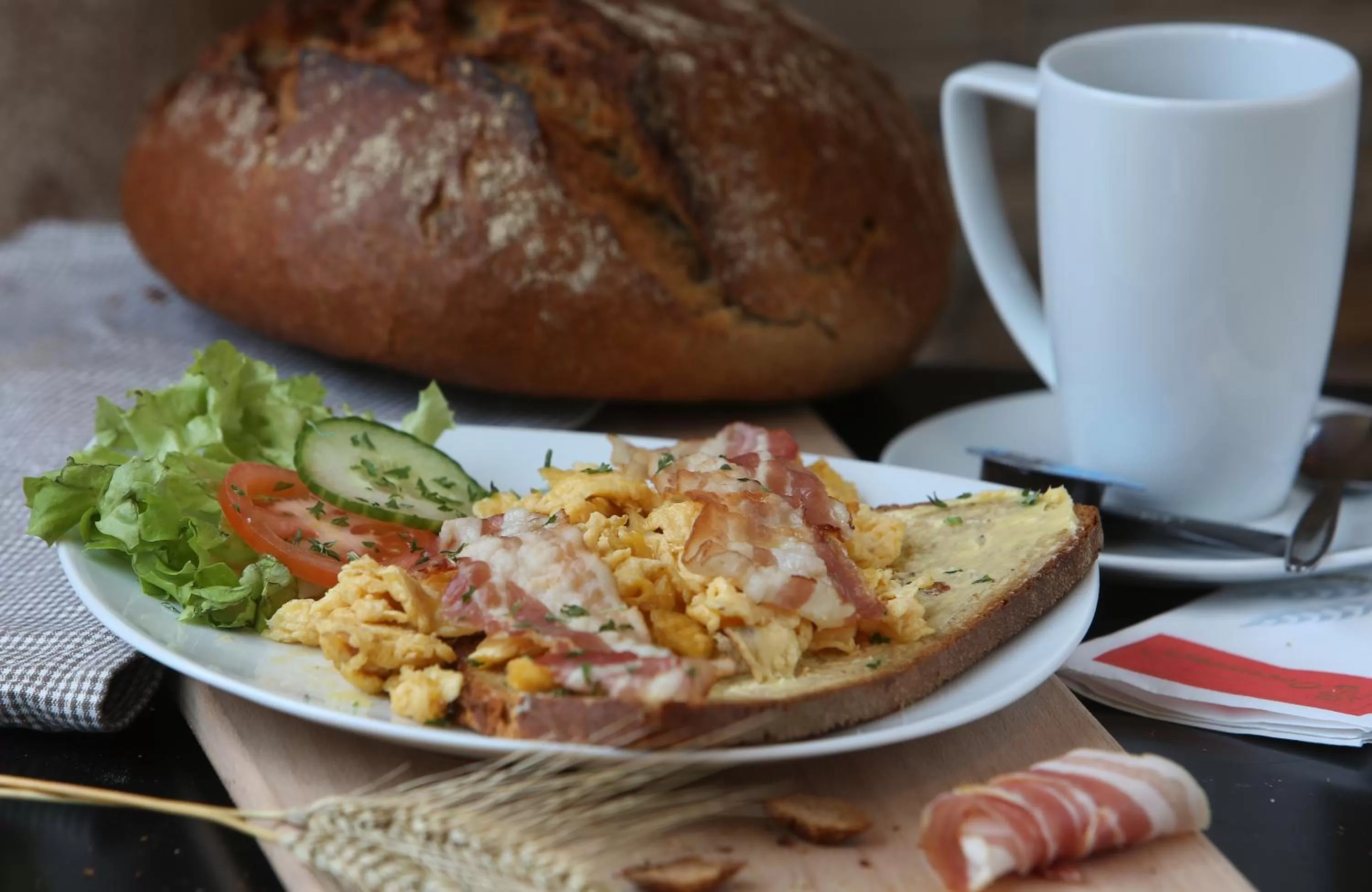 Food and drinks in Stadthotel Lohne, Self Check In, mit Bäckerei und Cafe