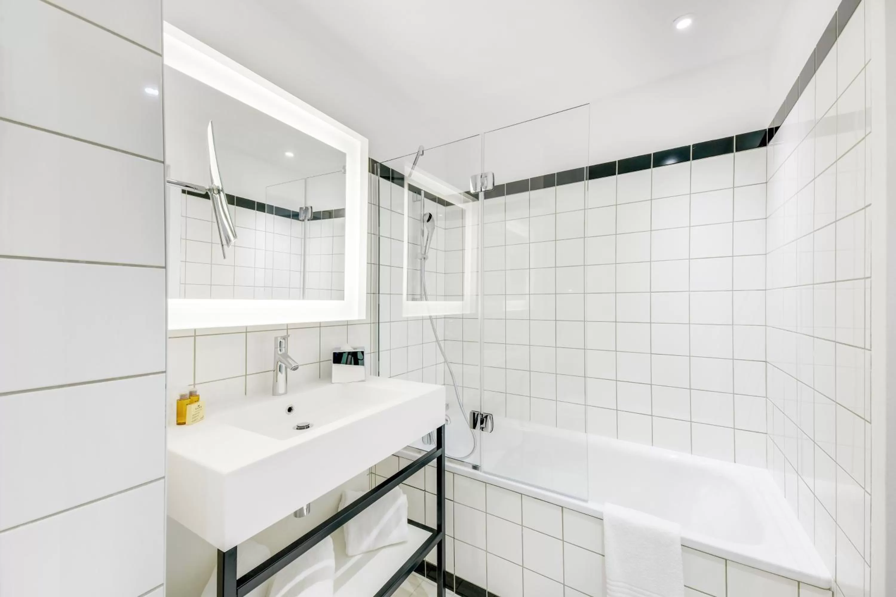 Bathroom in Mercure Paris Orly Airport