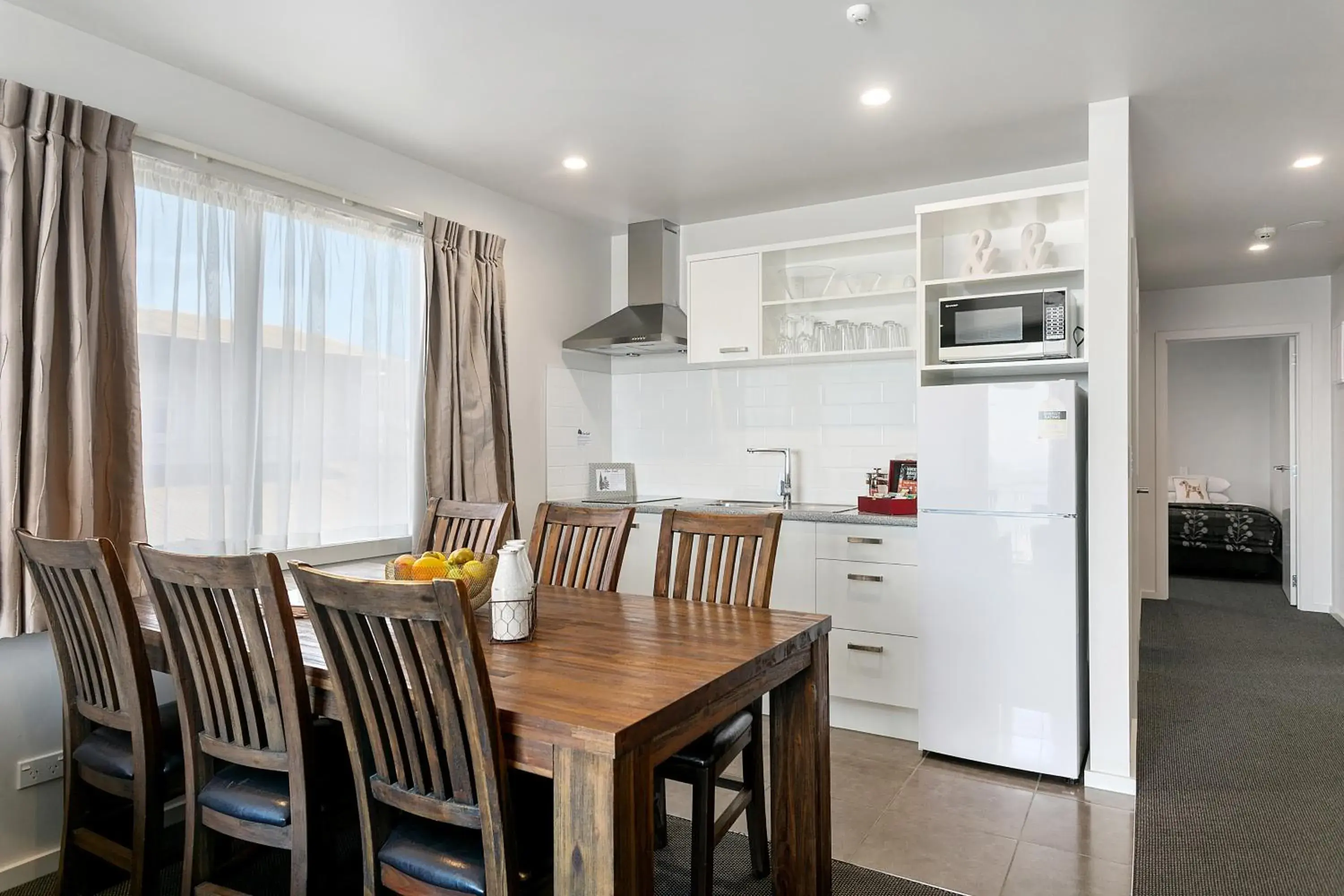 Kitchen or kitchenette, Dining Area in Acacia Lake View Motel