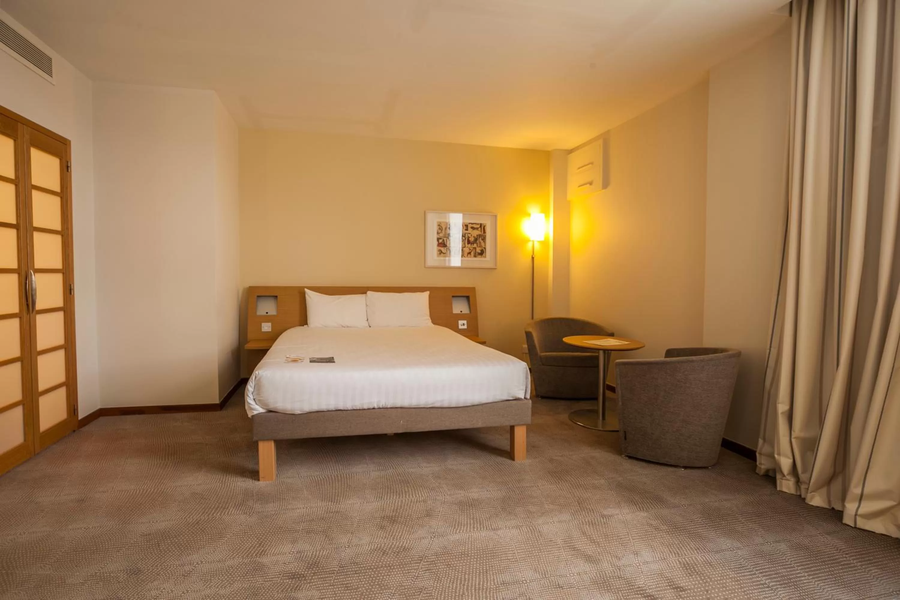 Bedroom, Bed in Novotel Cardiff Centre