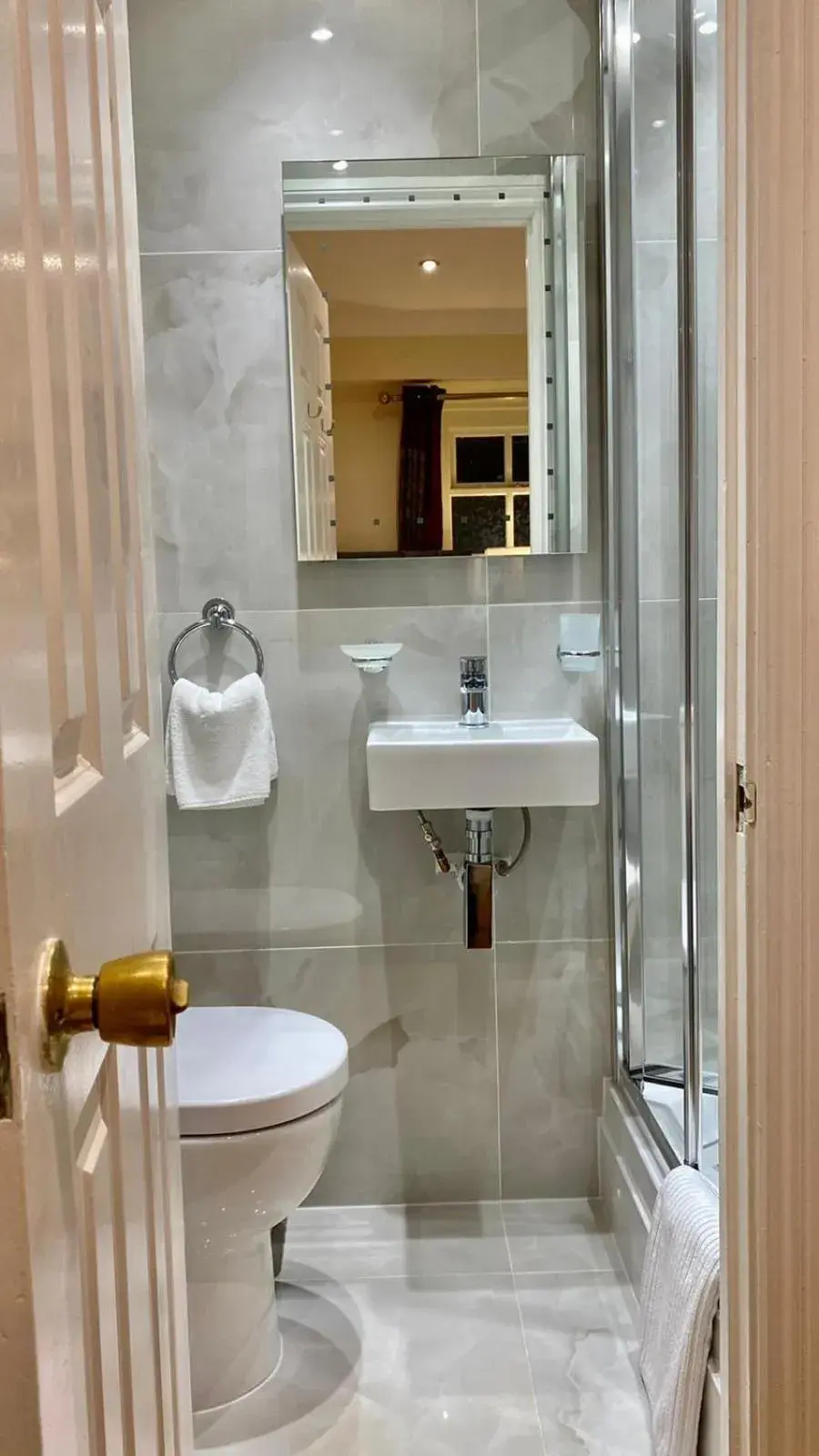 Bathroom in Classic Hyde Park Hotel