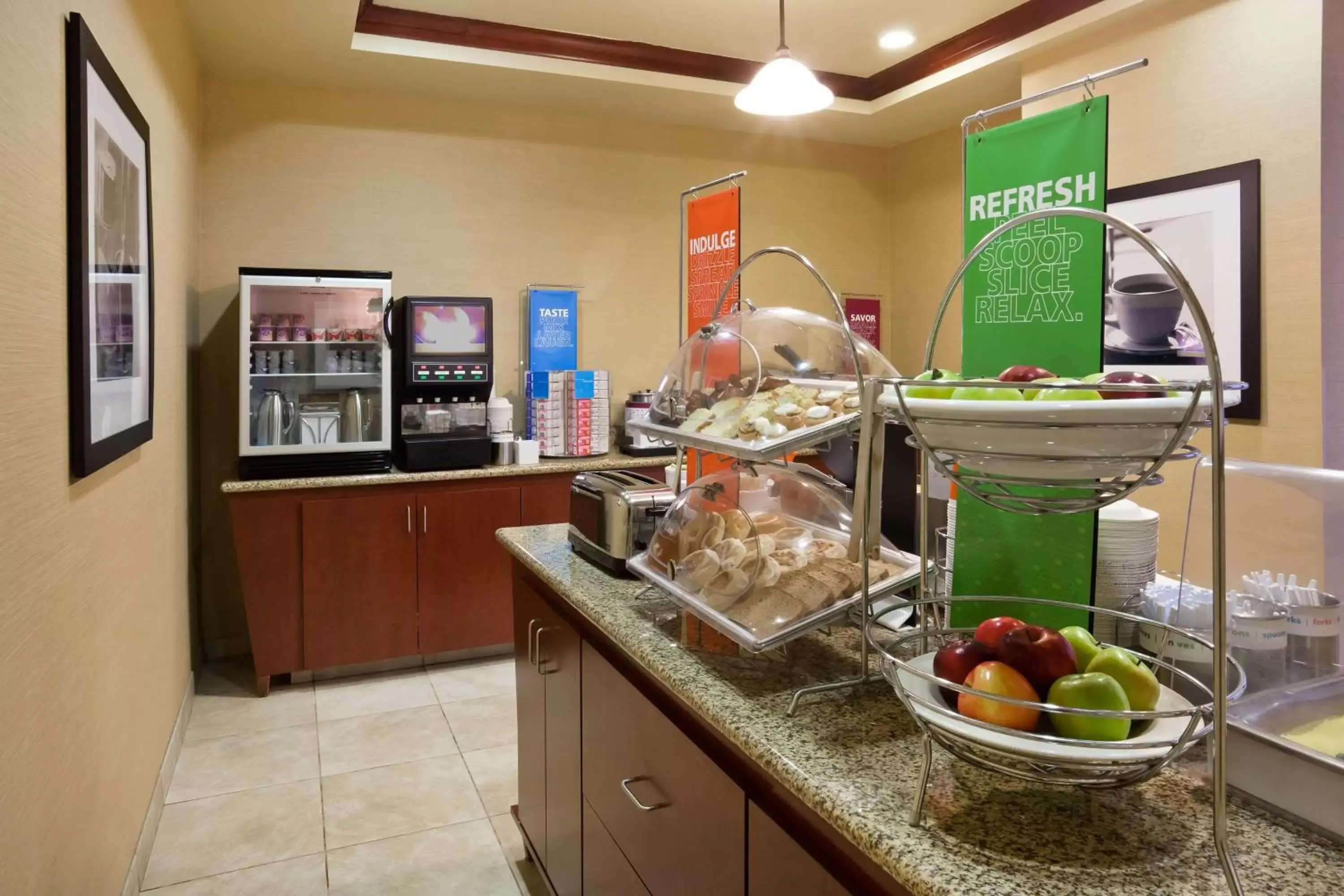 Dining area in Hampton Inn Fairmont