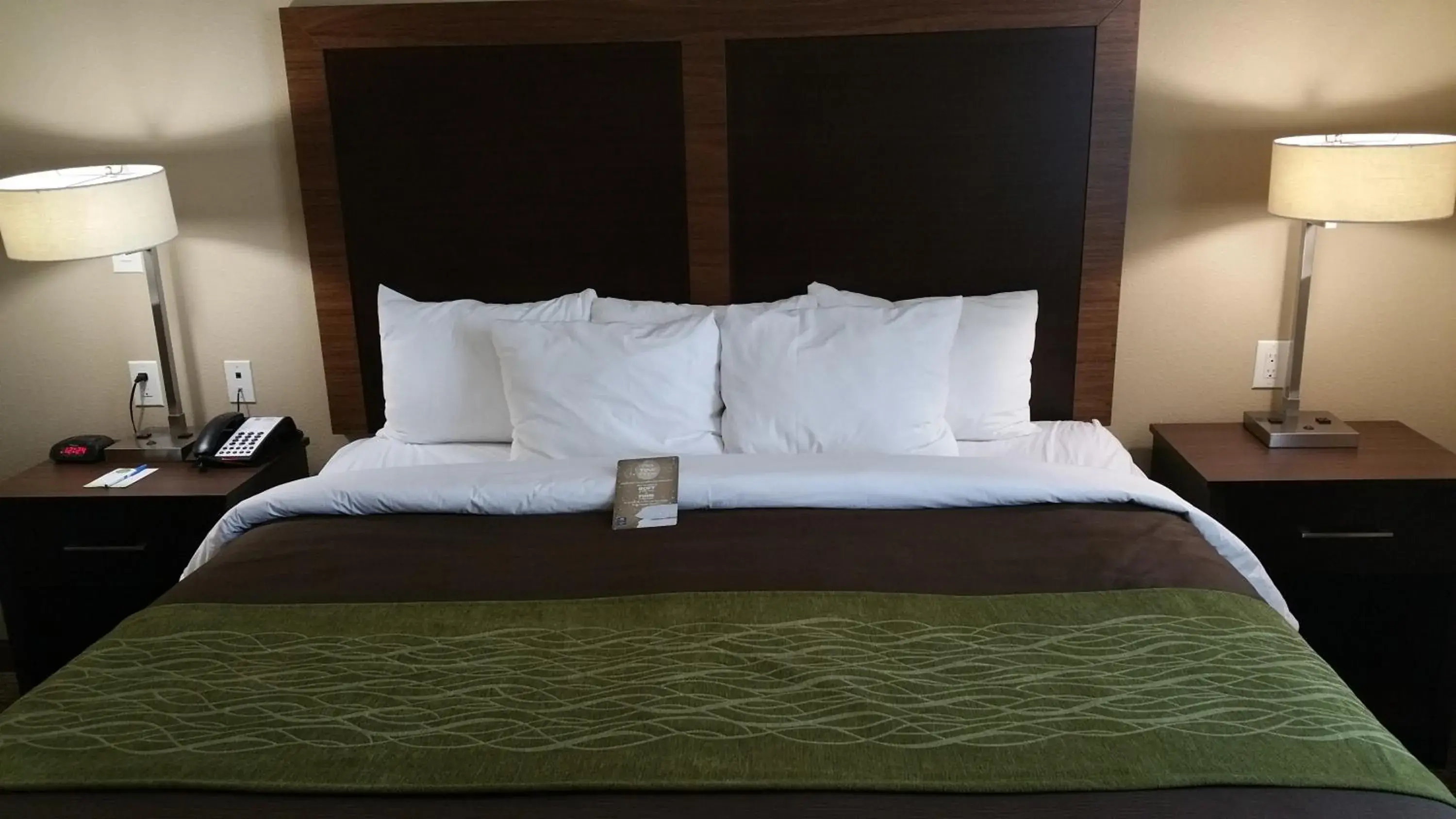 Bed in Comfort Inn & Suites Lakeside