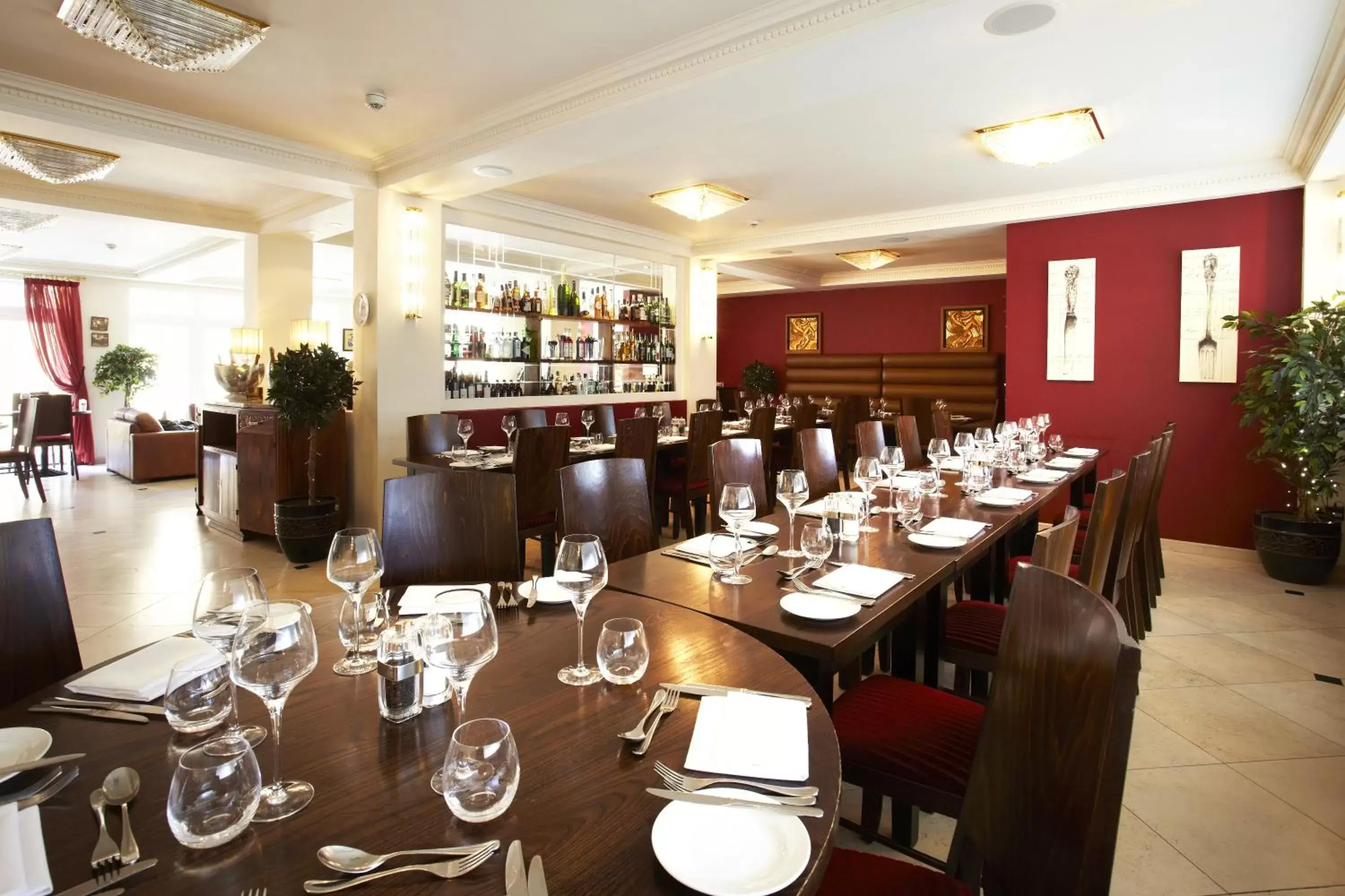 Restaurant/Places to Eat in St Giles House Hotel