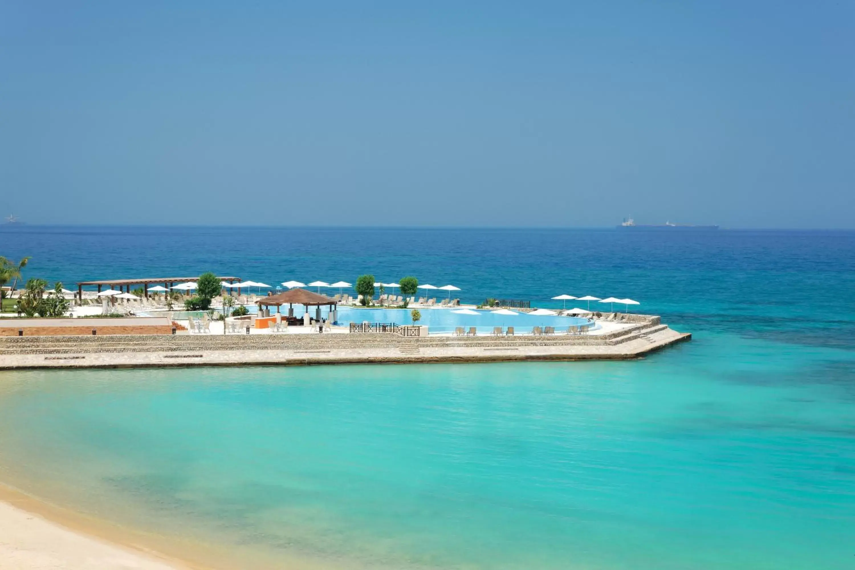 Swimming pool in Mövenpick Resort El Sokhna