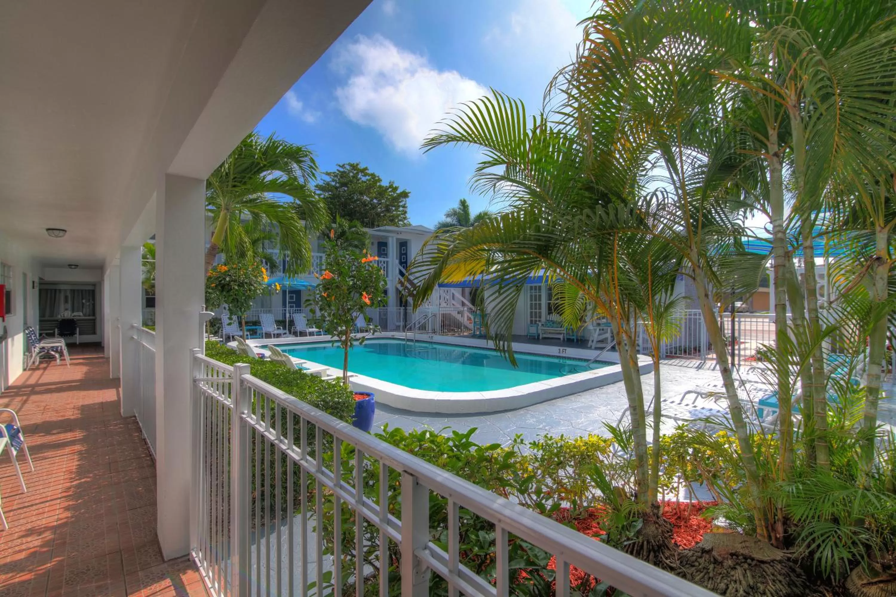 Property building in May-Dee Suites in Florida