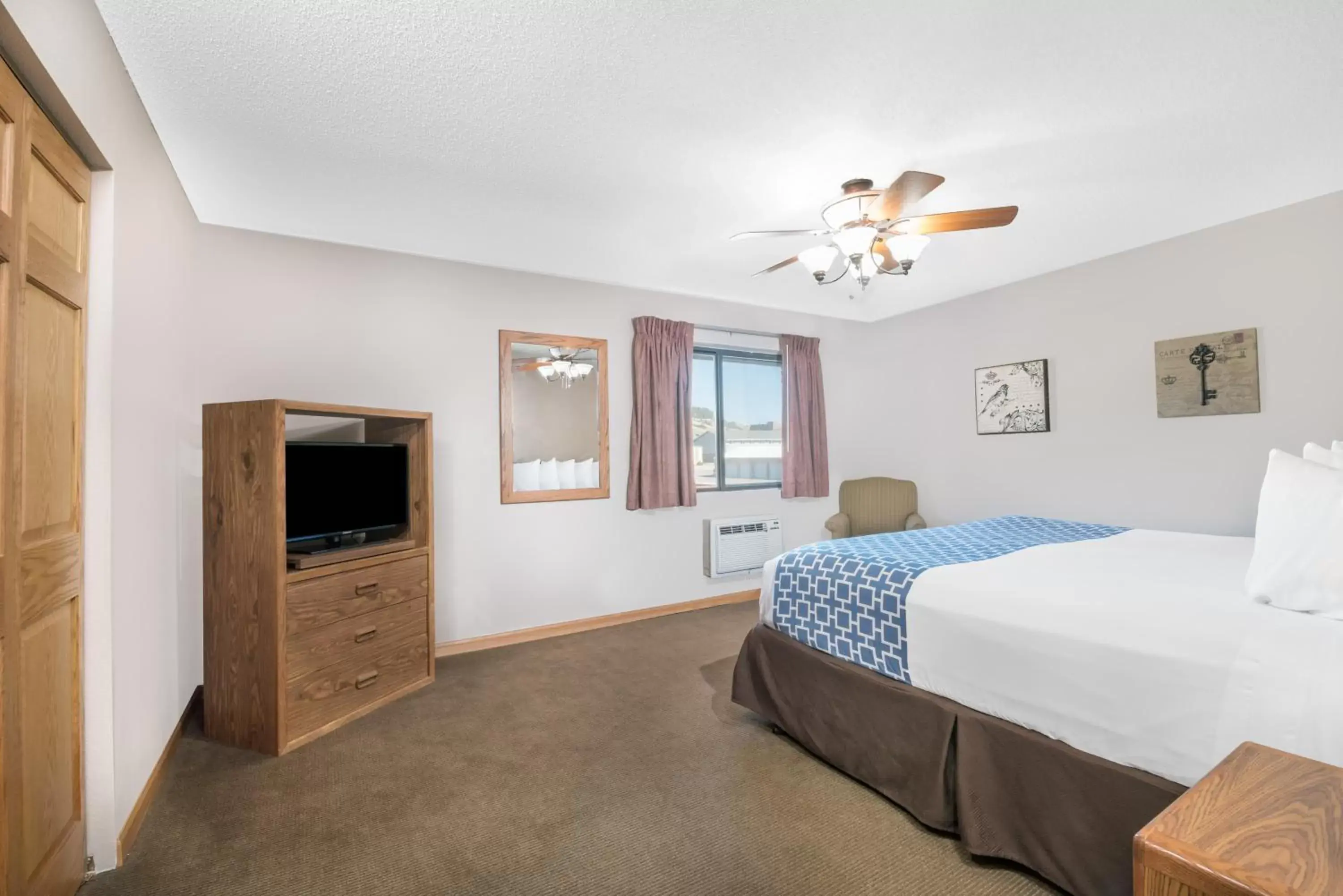 Bedroom, TV/Entertainment Center in Days Inn by Wyndham Spearfish