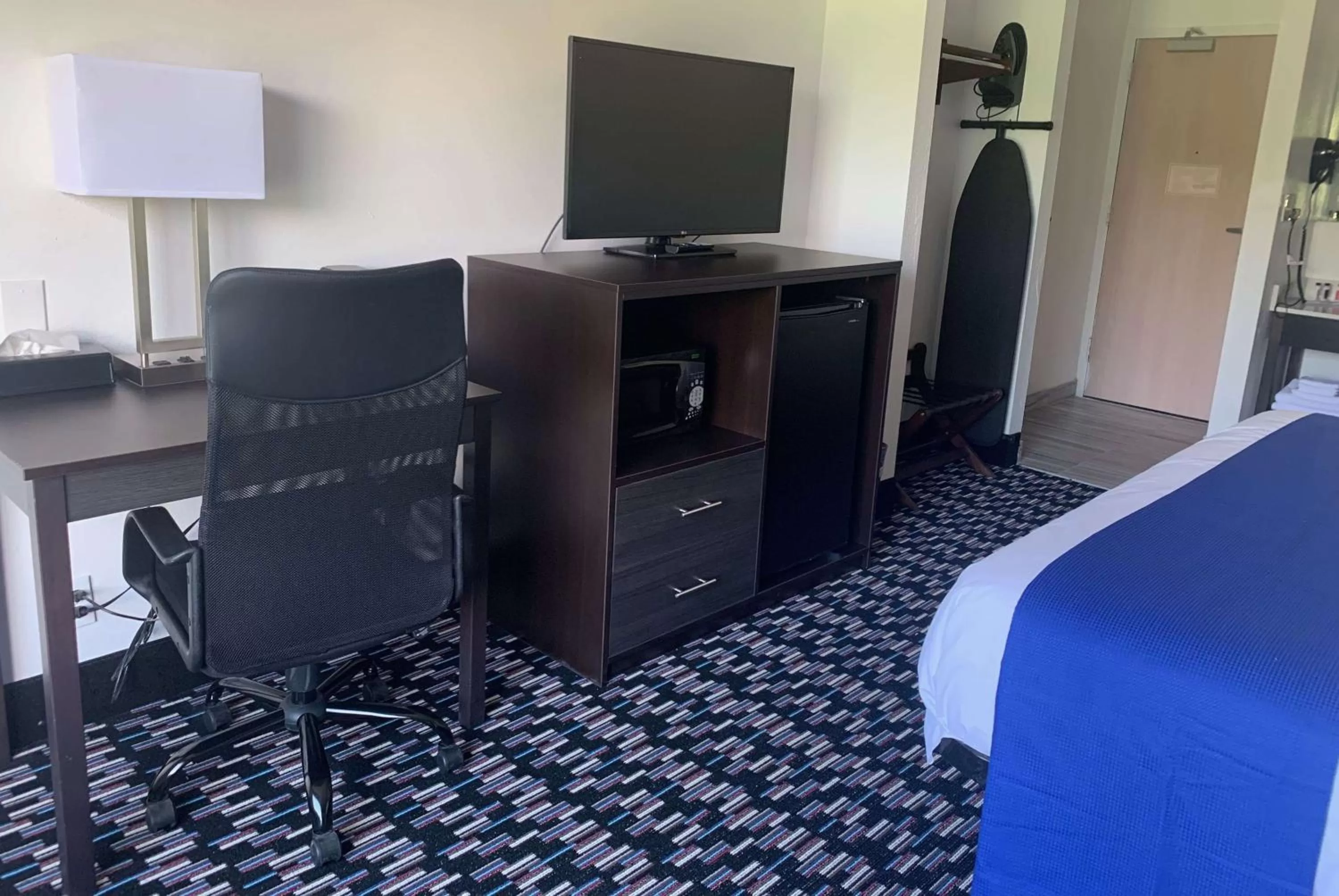 Photo of the whole room, Bed in University Inn & Suites