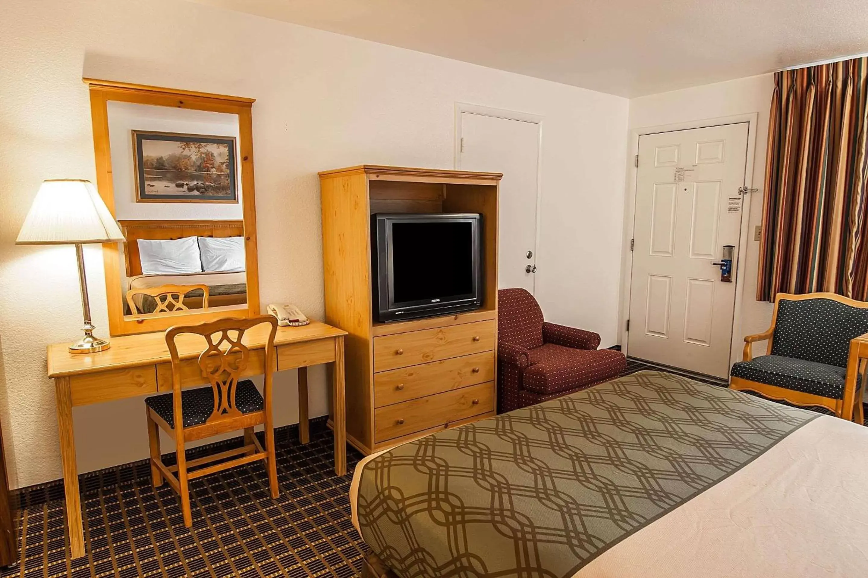 Photo of the whole room, TV/Entertainment Center in Rodeway Inn Albany