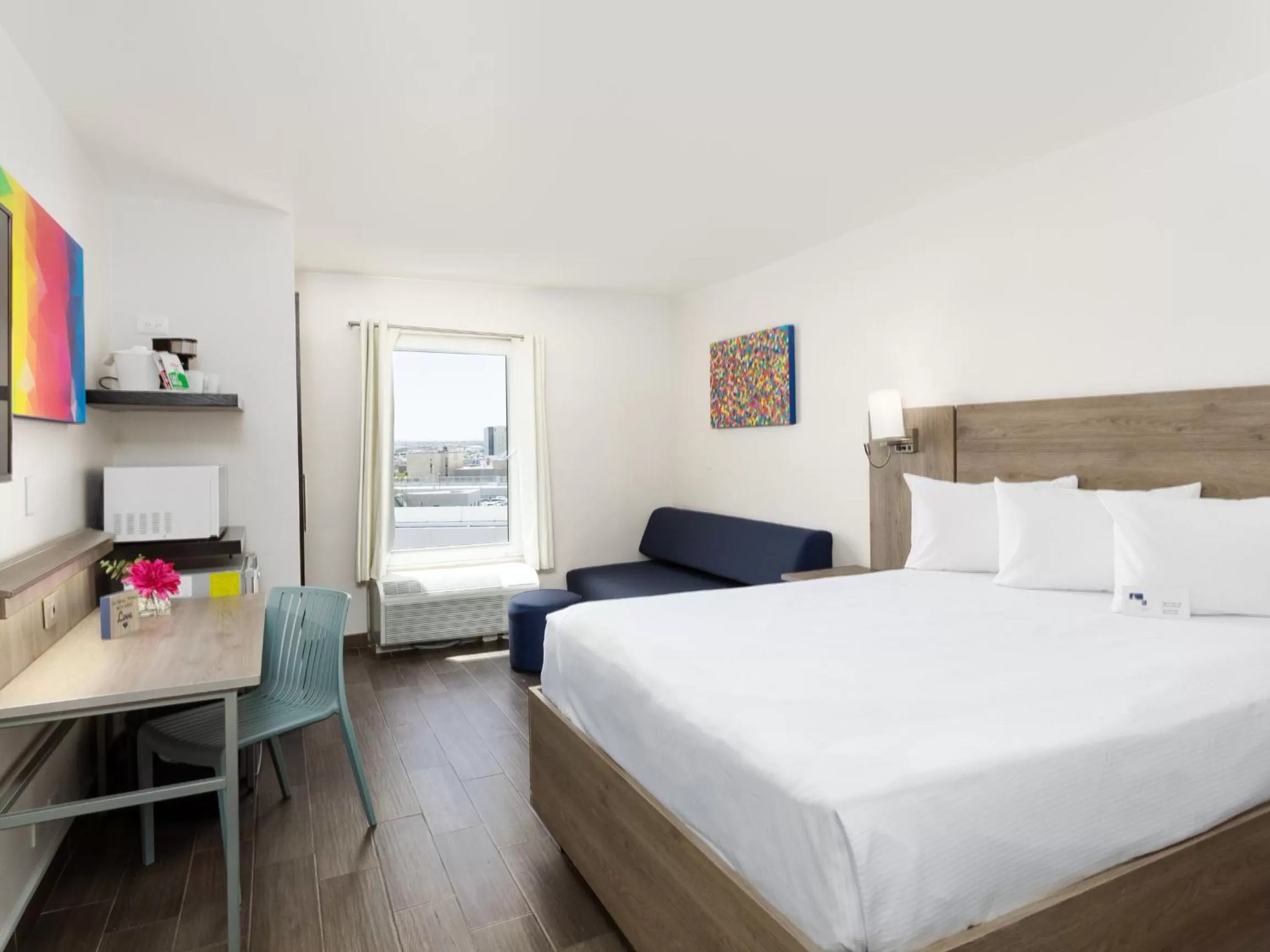 Bed in Hotel Mesaluna Near American Consulate