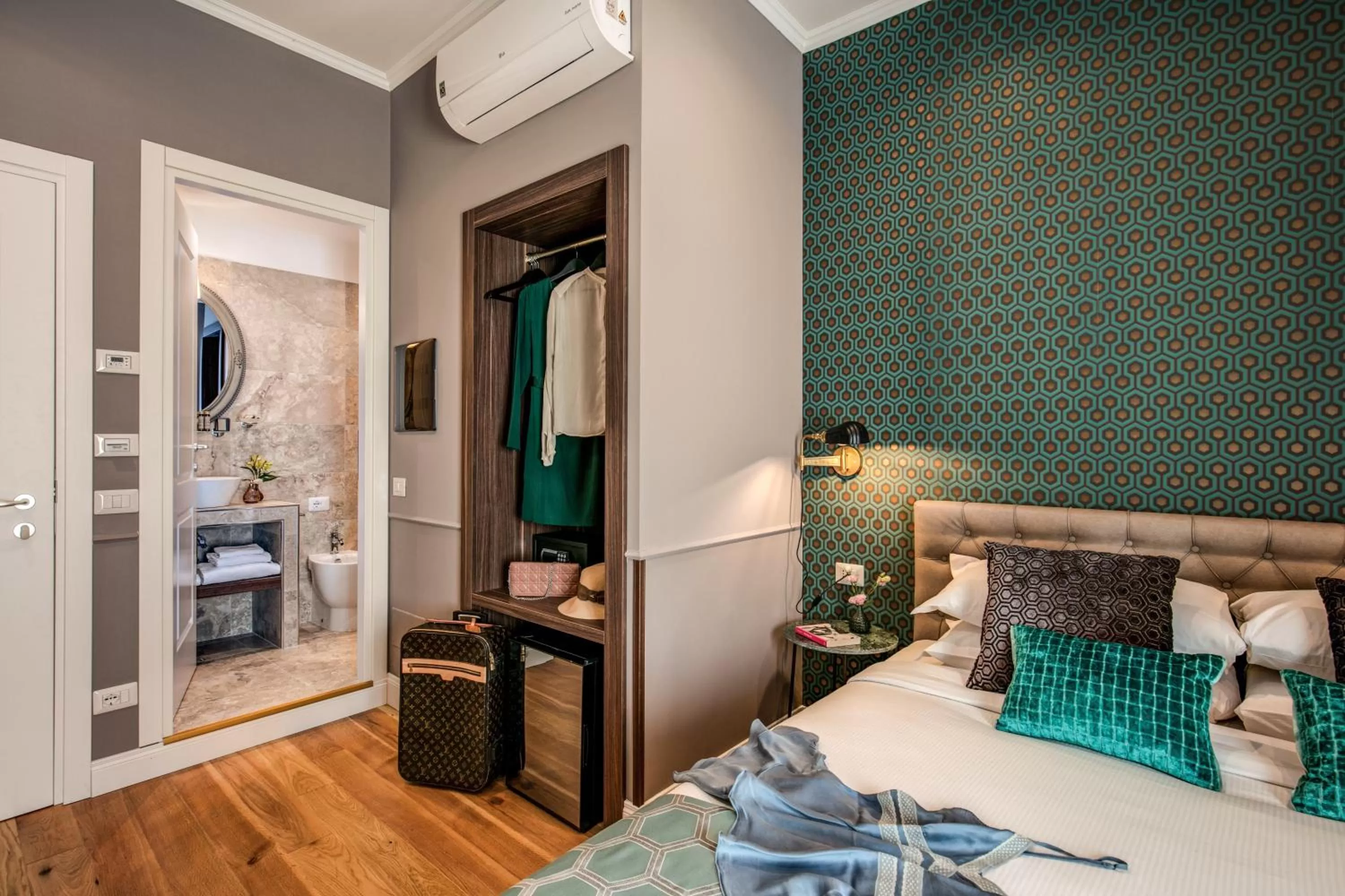 Bed in Tree Charme Parliament Boutique Hotel